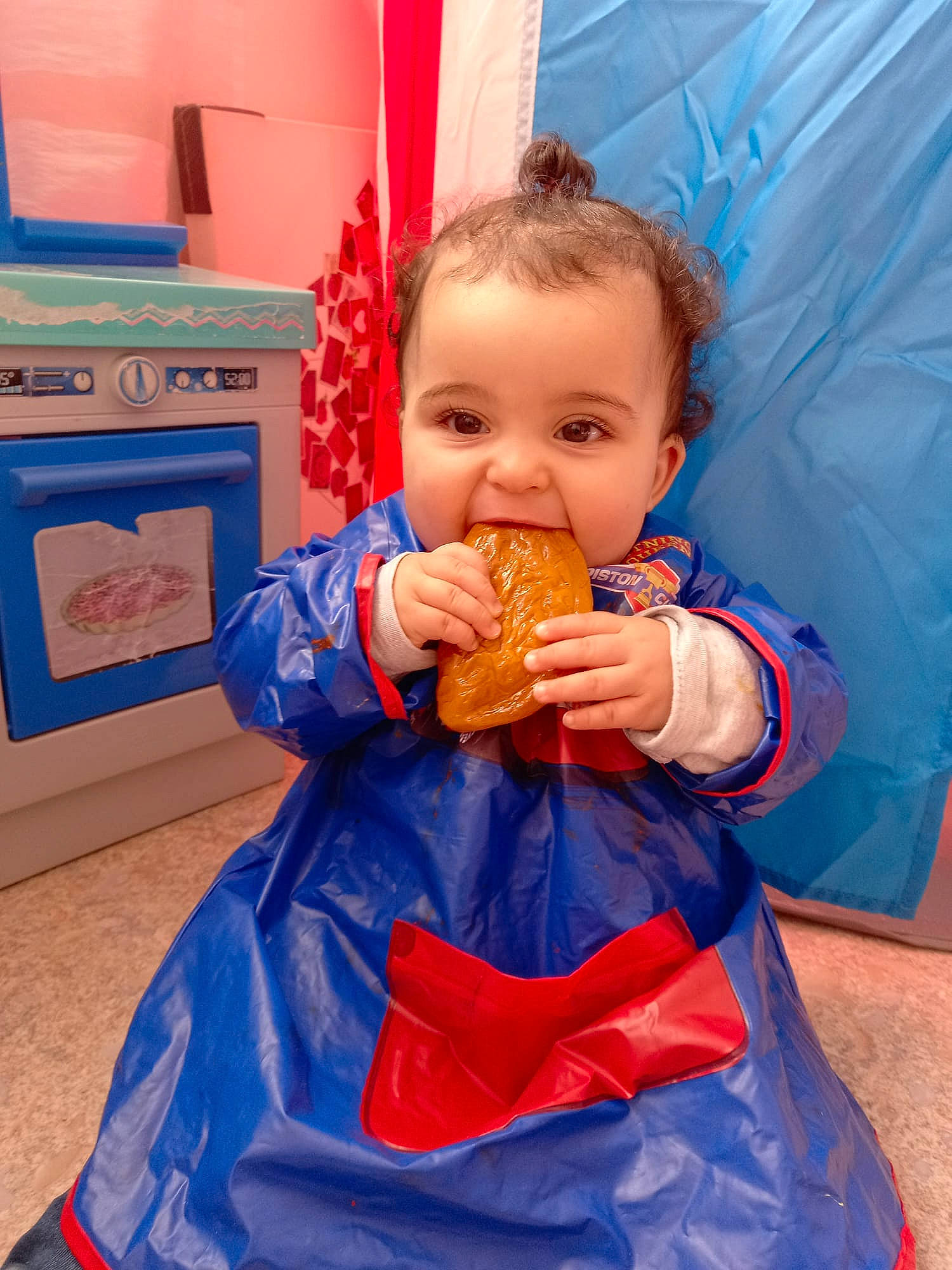 Sofya participe au concours pour gagner de l'argent avec cette photo : azure, baby, baby_toddler_clothing, child, electric_blue, event, fun, hand, happy, human_body, junk_food, orange, person, pink, play, red, sitting, sleeve, snapshot, standing