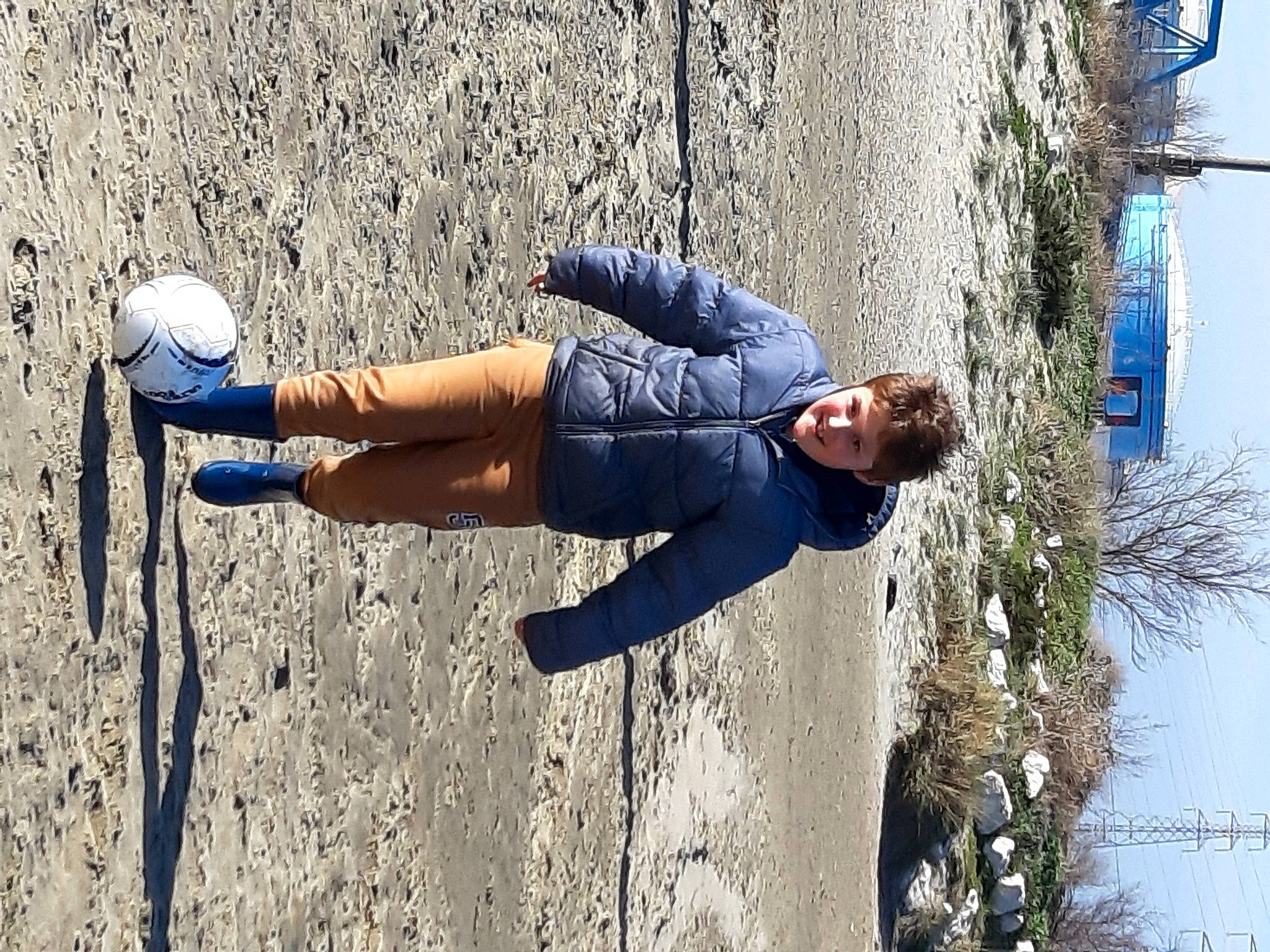 Owen participe au concours pour gagner de l'argent avec cette photo : azure, blue, denim, electric_blue, footwear, fun, human_leg, joy, knee, leg, leisure, outdoor_shoe, people_in_nature, person, plant, sky, sneakers, standing, street_fashion, thigh