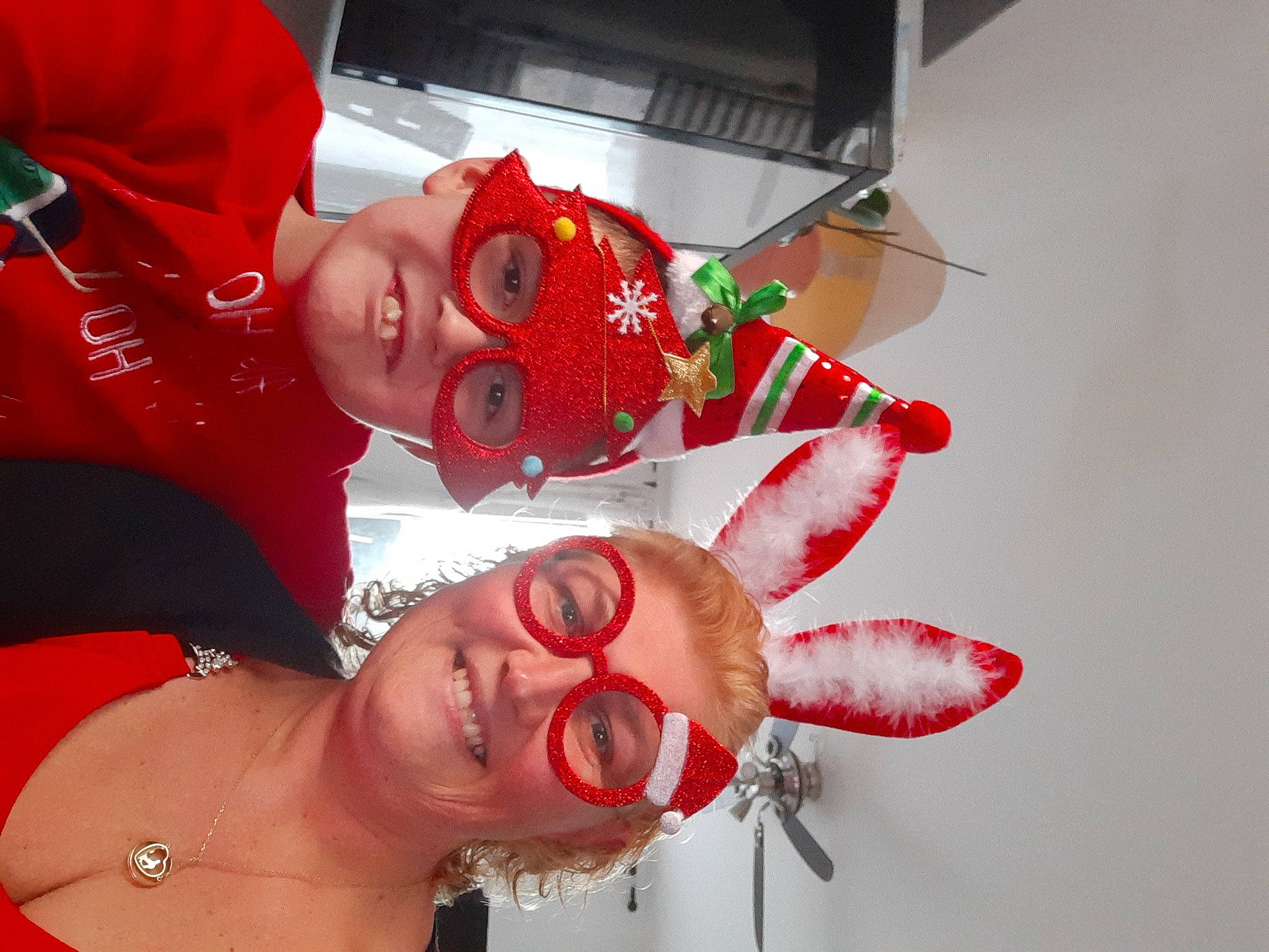 Owen a rejoint le concours — aidez-le/la à gagner de superbes lots ! beauty, carmine, chest, event, eyelash, eyewear, facial_expression, fashion_accessory, fun, happy, headwear, jewellery, joy, lip, mouth, necklace, person, red, selfie, smile