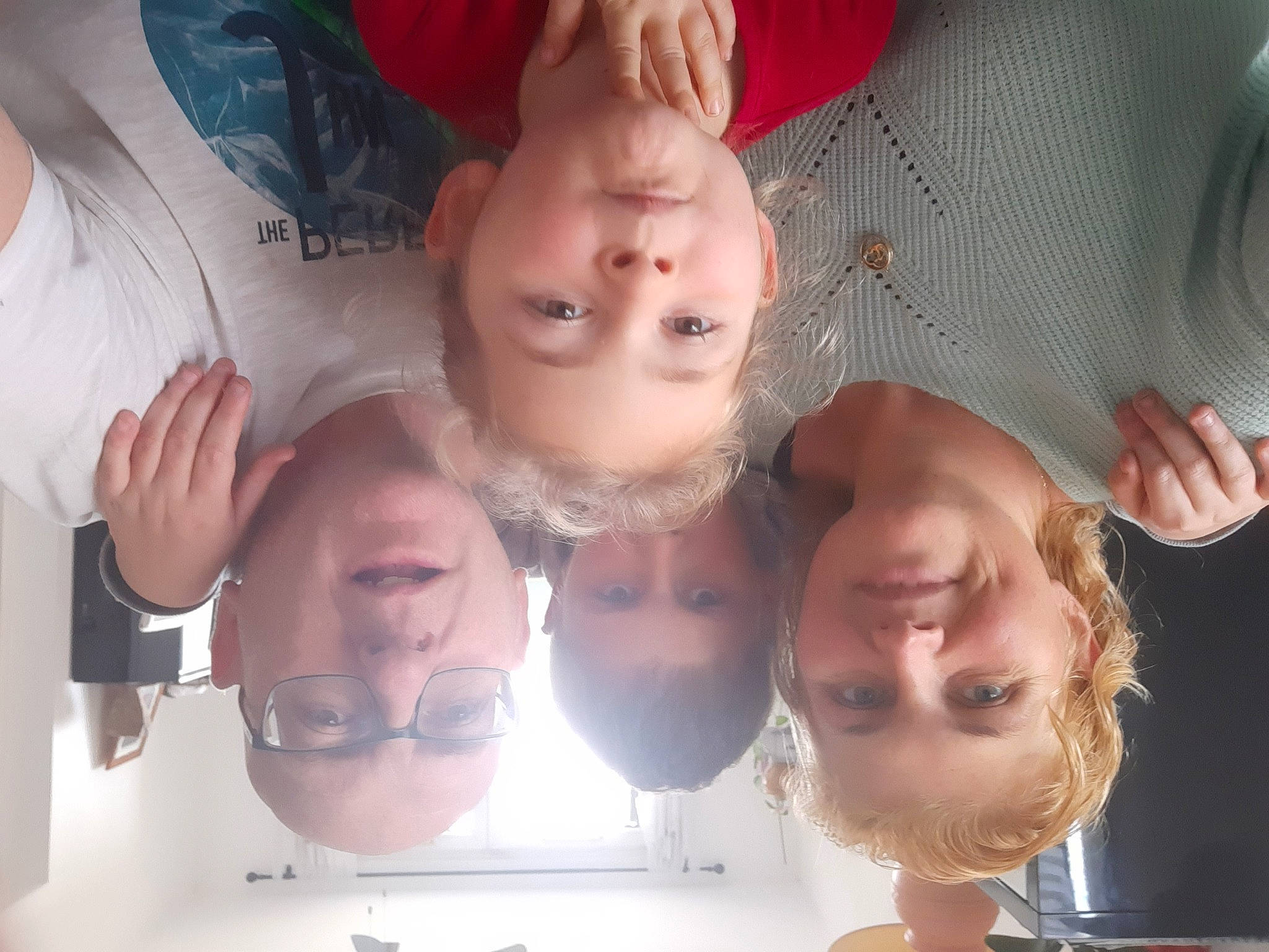 Caly a rejoint le concours — aidez-le/la à gagner de superbes lots ! cheek, chin, forehead, gesture, jaw, joy, lip, person, transparent_material