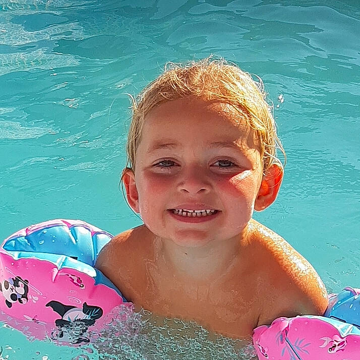 Caly participe au concours pour gagner de l'argent avec cette photo : aqua, baby_toddler_clothing, bathing, cheek, child, facial_expression, fluid, fun, happy, joy, leisure, lip, nose, organ, person, skin, summer, sunlight, swimwear, toddler