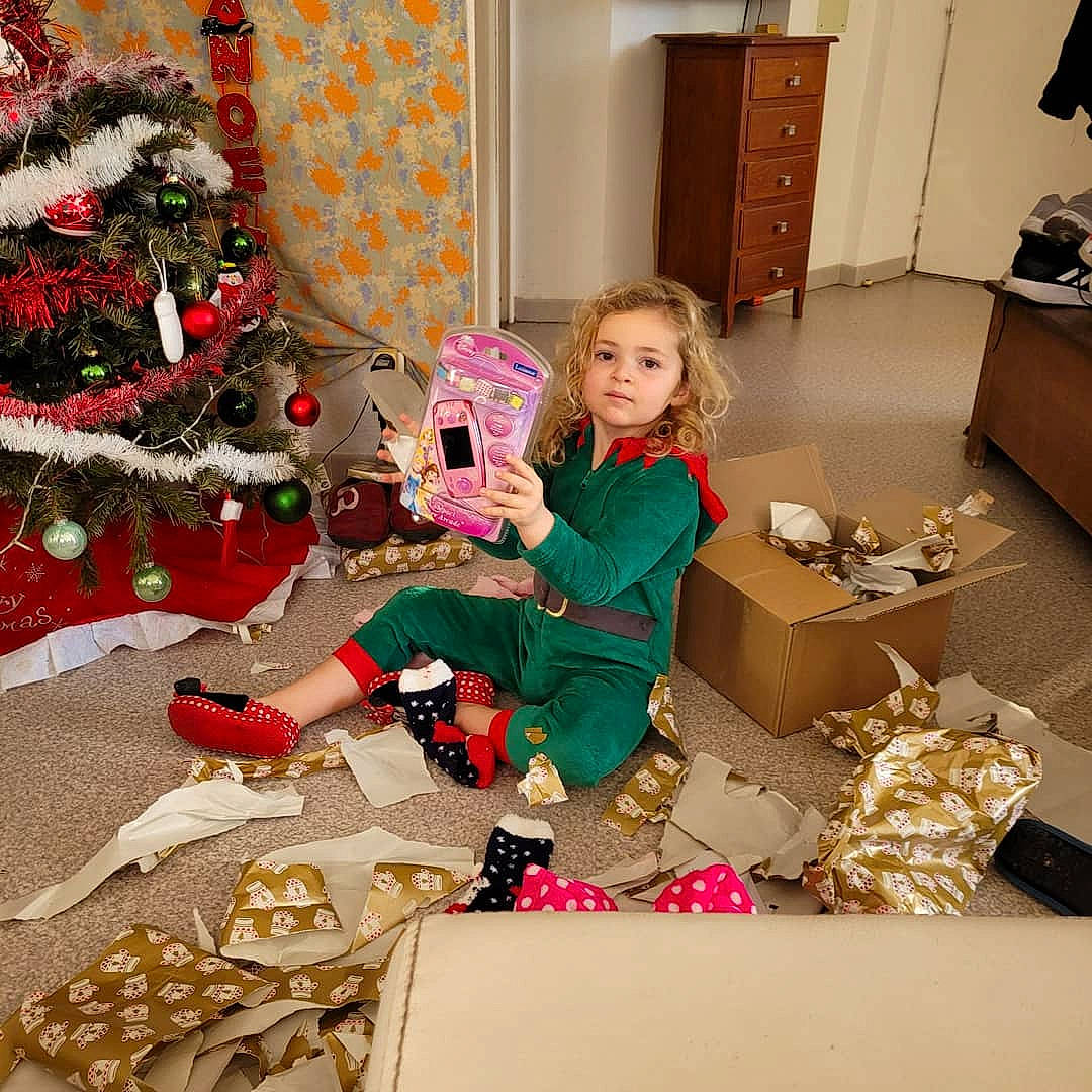 Caly a rejoint le concours — aidez-le/la à gagner de superbes lots ! cabinetry, chest_of_drawers, christmas, christmas_decoration, christmas_eve, christmas_ornament, christmas_tree, conifer, cupboard, drawer, dresser, holiday, home, interior_design, living_room, ornament, person, room, sock, stuffed_toy