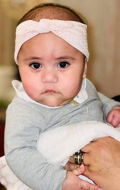 Carmélina participe au concours pour gagner de l'argent avec cette photo : baby, baby_toddler_clothing, beauty, cap, cheek, child, chin, face, finger, gesture, headgear, headwear, lip, organ, people, person, pink, skin, sleeve, thumb