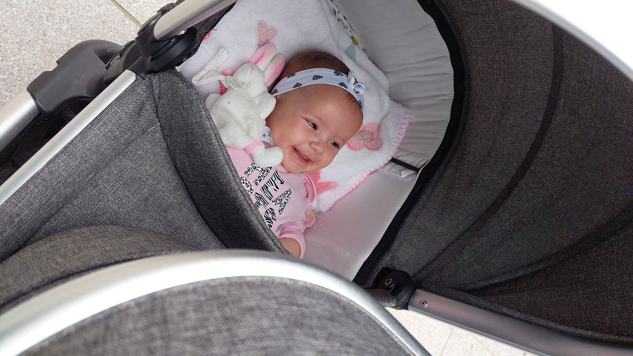 Charlotte a rejoint le concours — aidez-le/la à gagner de superbes lots ! auto_part, automotive_design, baby, baby_carriage, baby_products, baby_safety, baby_toddler_clothing, car_seat, child, circle, comfort, fashion_accessory, hat, headwear, infant_bed, lap, pattern, person, product, sitting