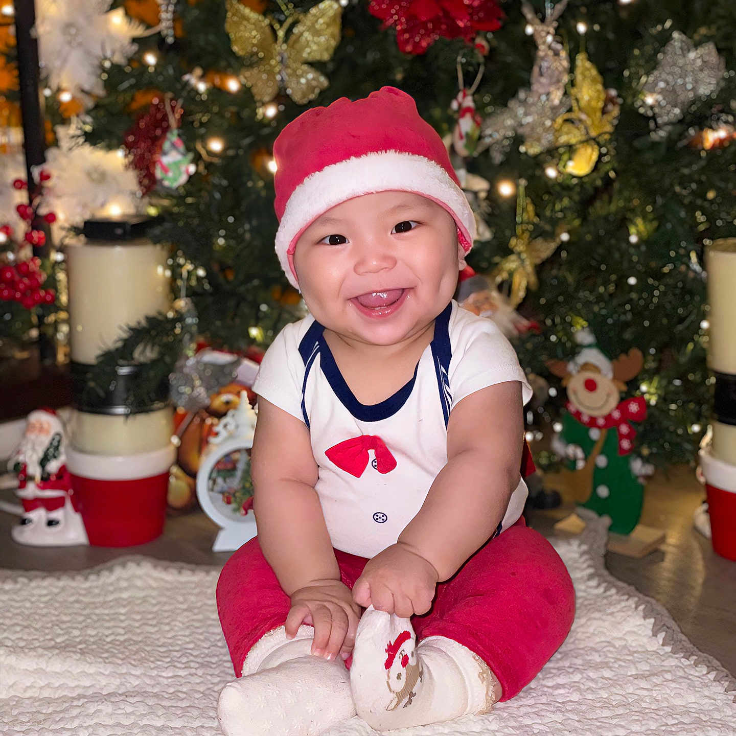 Anir a rejoint le concours — aidez-le/la à gagner de superbes lots ! accessories, baby, cap, clothing, costume, face, happy, hat, head, hosiery, lighting, person, photography, plant, portrait, pottedplant, sitting, smile, sock, tree