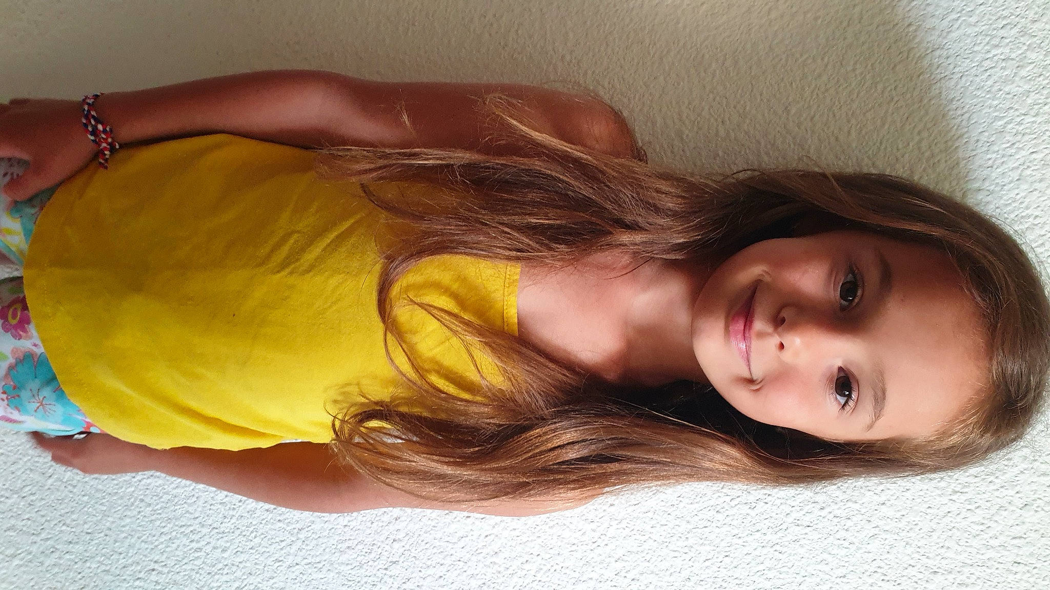 Alésia a rejoint le concours — aidez-le/la à gagner de superbes lots ! brown_hair, cheek, chest, comfort, elbow, eyelash, happy, human_leg, jaw, joint, joy, layered_hair, lip, long_hair, neck, nose, person, shoulder, skin, smile