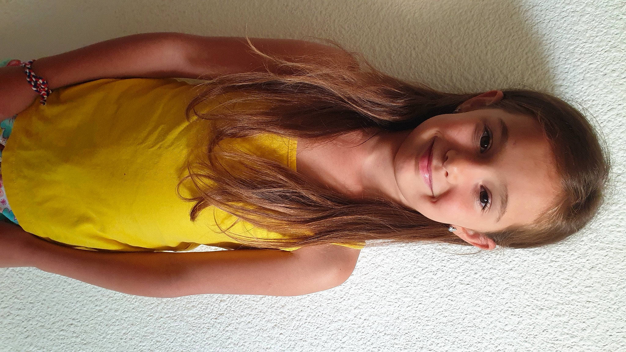 Alésia participe au concours pour gagner de l'argent avec cette photo : black_hair, cheek, comfort, elbow, eye, eyelash, flash_photography, fun, happy, head, human_leg, iris, jaw, joy, layered_hair, lip, long_hair, neck, nose, person