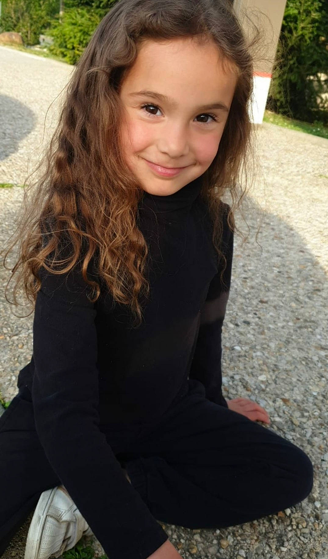 Alésia participe au concours pour gagner de l'argent avec cette photo : black_hair, cool, dress, eye, flash_photography, grass, hair, hairstyle, happy, joy, layered_hair, lip, long_hair, neck, people_in_nature, person, plant, skin, sleeve, smile