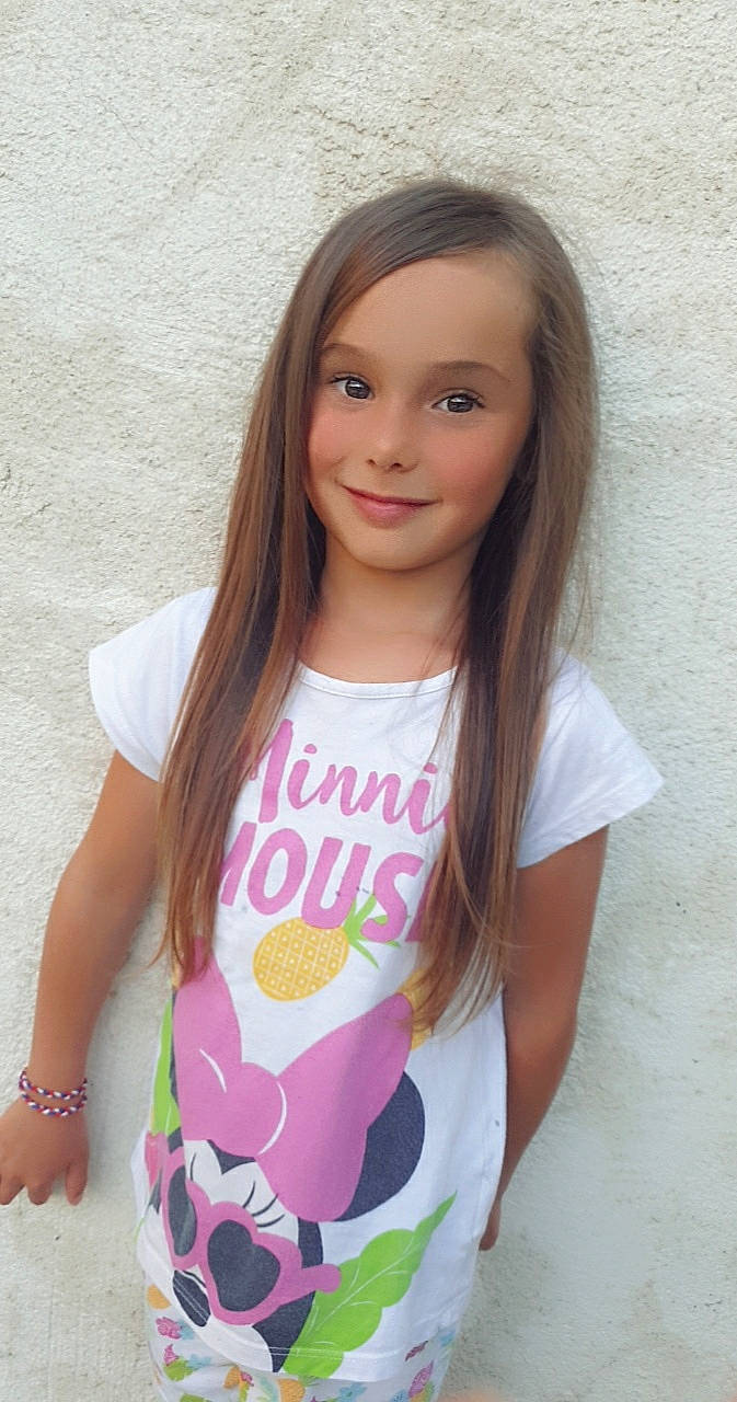 Alésia participe au concours pour gagner de l'argent avec cette photo : baby_toddler_clothing, black_hair, cool, dress, eyebrow, eyelash, happy, human_body, joy, lip, long_hair, neck, person, pink, shoulder, skin, sleeve, sleeveless_shirt, smile, street_fashion