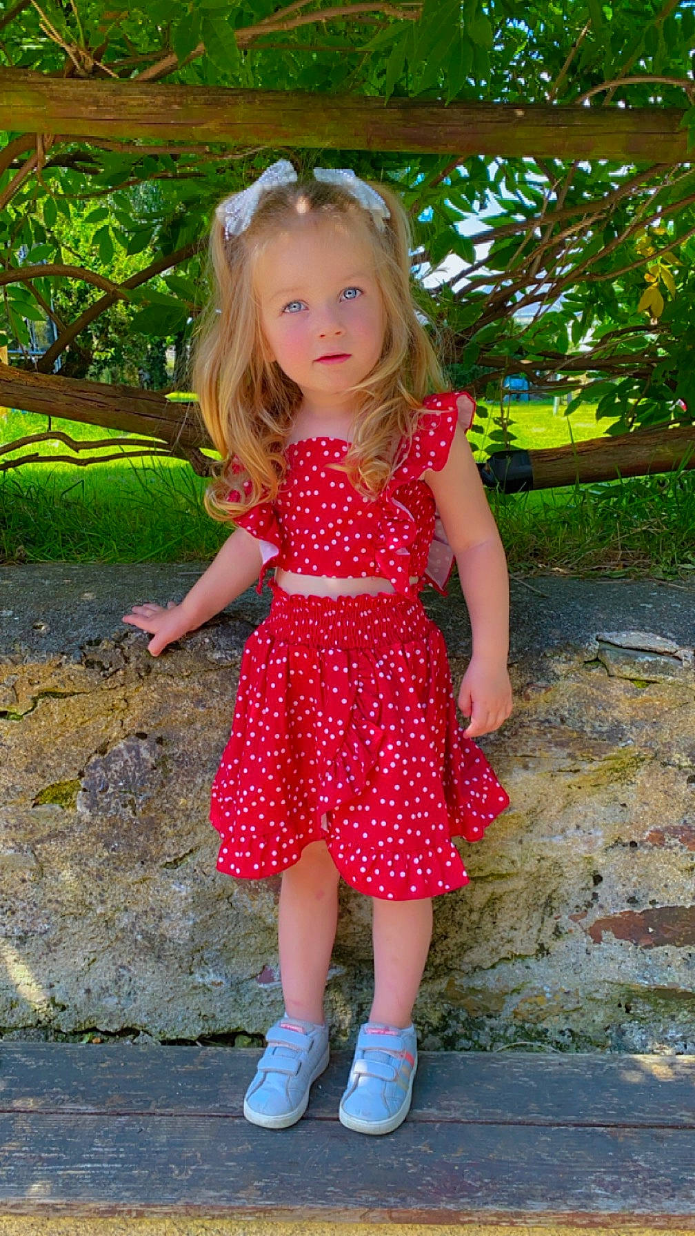 Layana a rejoint le concours — aidez-le/la à gagner de superbes lots ! blonde, child, clothing, dress, face, female, footwear, girl, grass, hair, head, nature, outdoors, person, photography, plant, portrait, shoe, tree, vegetation