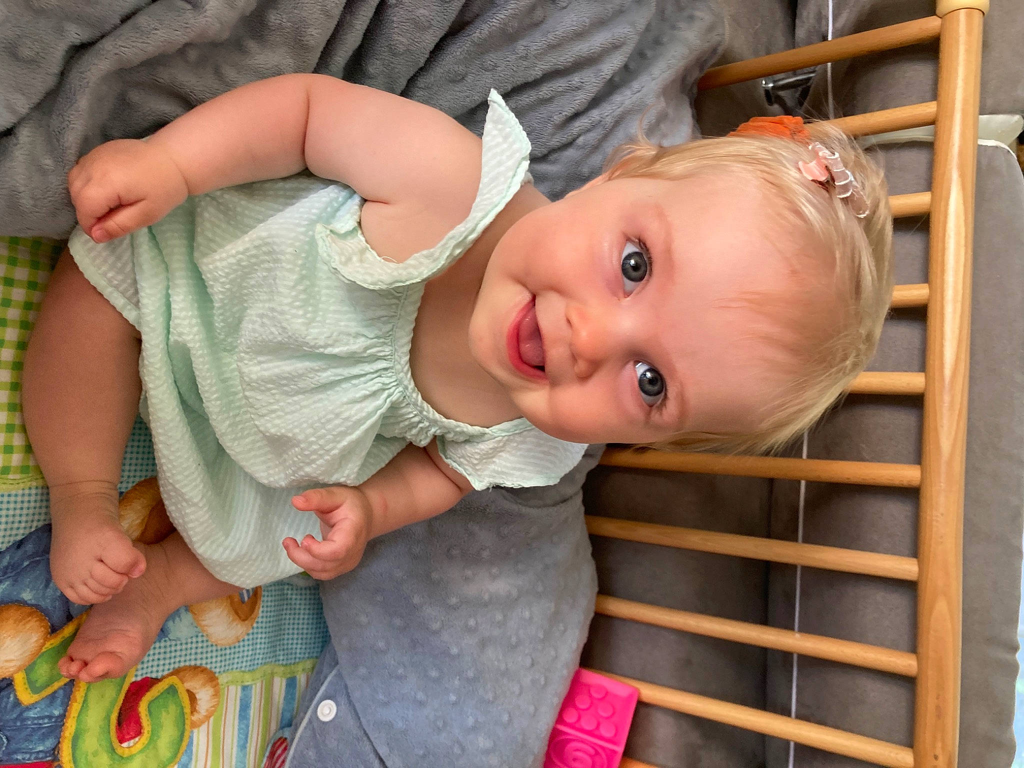 Alice a rejoint le concours — aidez-le/la à gagner de superbes lots ! arm, baby, baby_safety, baby_toddler_clothing, cheek, eye, finger, gesture, hand, human_body, iris, joint, joy, mouth, nose, organ, person, product, skin, sleeve