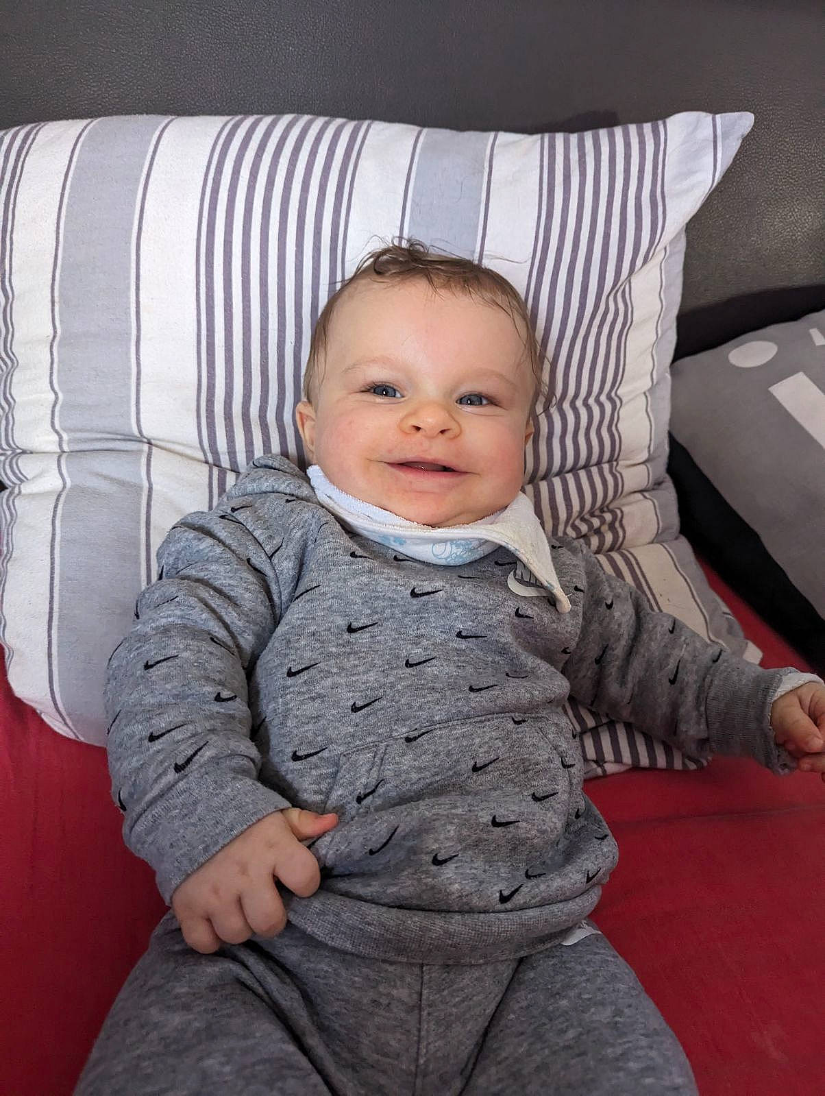 Ezio participe au concours pour gagner de l'argent avec cette photo : baby, baby_toddler_clothing, cheek, child, comfort, couch, flooring, fun, hairstyle, happy, joy, linens, pattern, person, room, sitting, skin, sleeve, smile, t_shirt