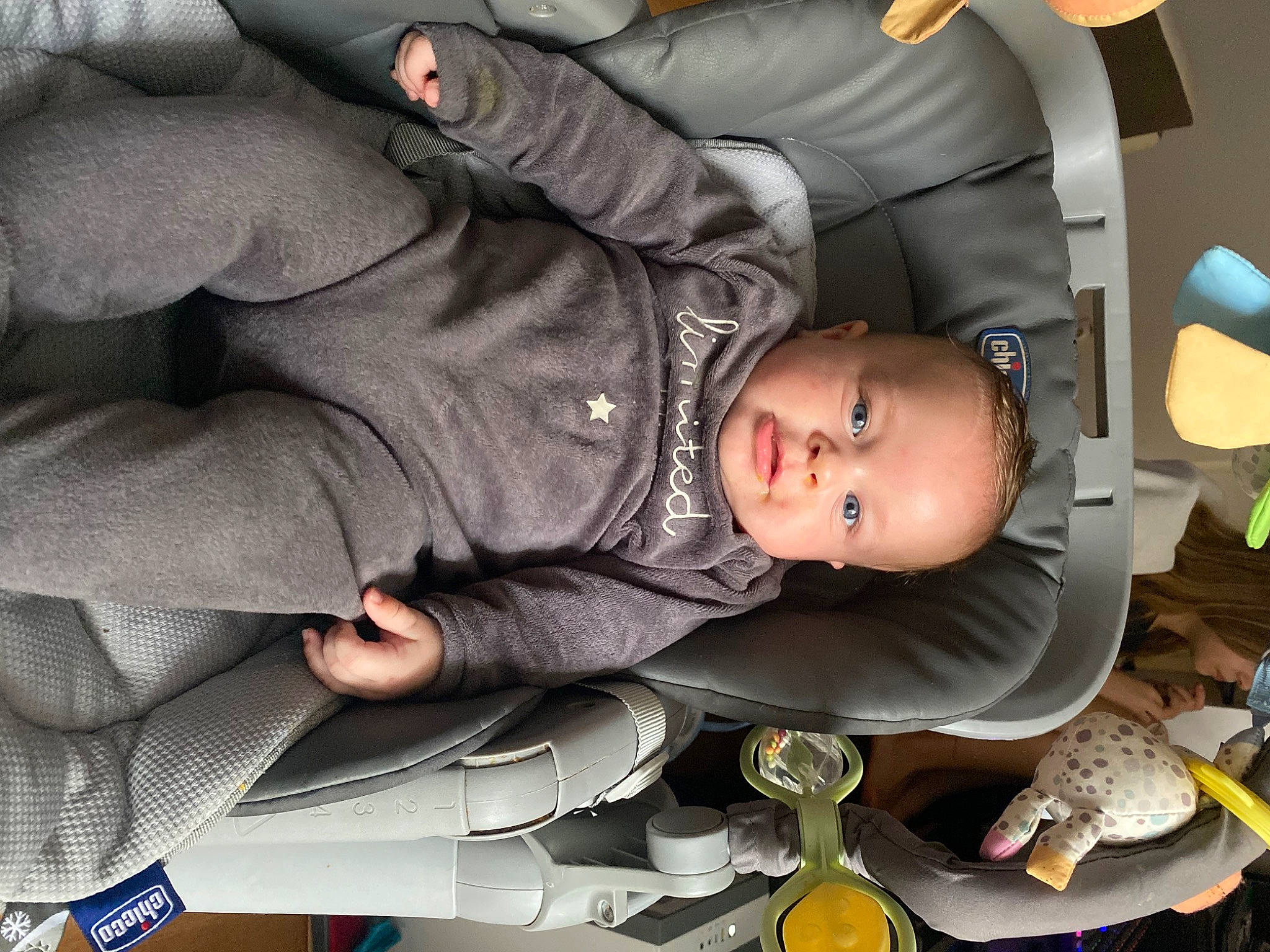 Ezio participe au concours pour gagner de l'argent avec cette photo : auto_part, baby, baby_carriage, baby_products, baby_toddler_clothing, car_seat, carmine, child, comfort, gesture, helmet, person, personal_protective_equipment, sitting, toddler