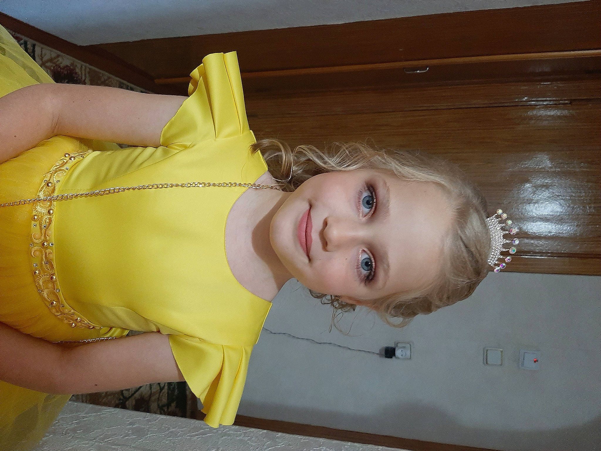 Angeline a rejoint le concours — aidez-le/la à gagner de superbes lots ! abdomen, cheek, chest, elbow, eyelash, fun, happy, human_leg, joy, mouth, neck, pattern, person, shoulder, smile, thigh, throat, toddler, trunk, waist