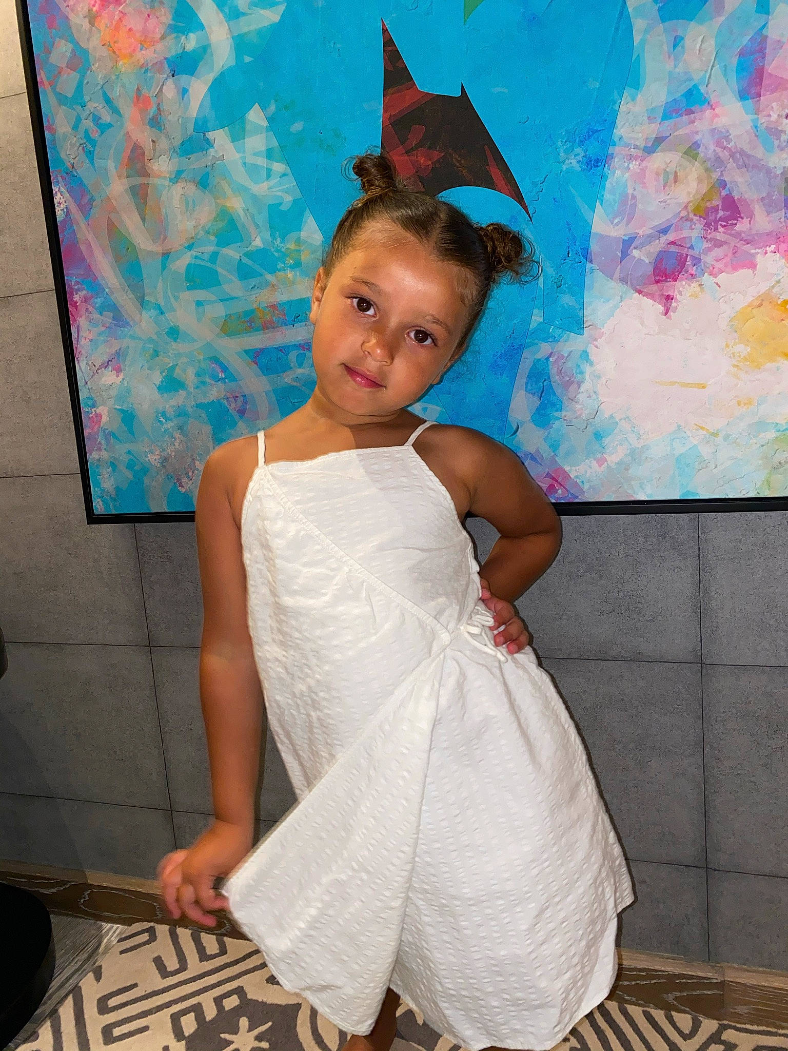 Neyla a rejoint le concours — aidez-le/la à gagner de superbes lots ! art, child, cocktail_dress, day_dress, dress, electric_blue, fashion_design, flash_photography, flooring, fun, happy, human_leg, neck, pattern, person, pink, room, toddler, trunk, visual_arts