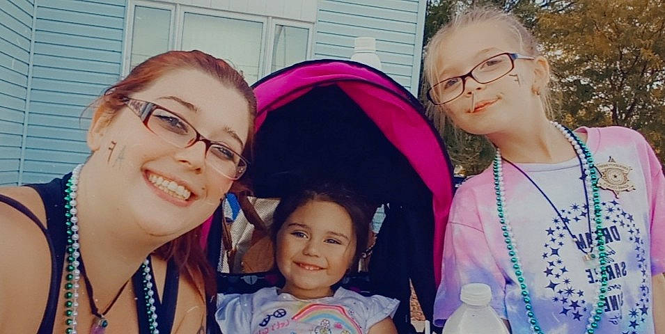 Isabelle is registered to the contest to win money with this photo: community, eye, eyewear, face, friendship, fun, glasses, hairstyle, happy, head, human, iris, joy, organ, person, pink, purple, skin, smile, social_group