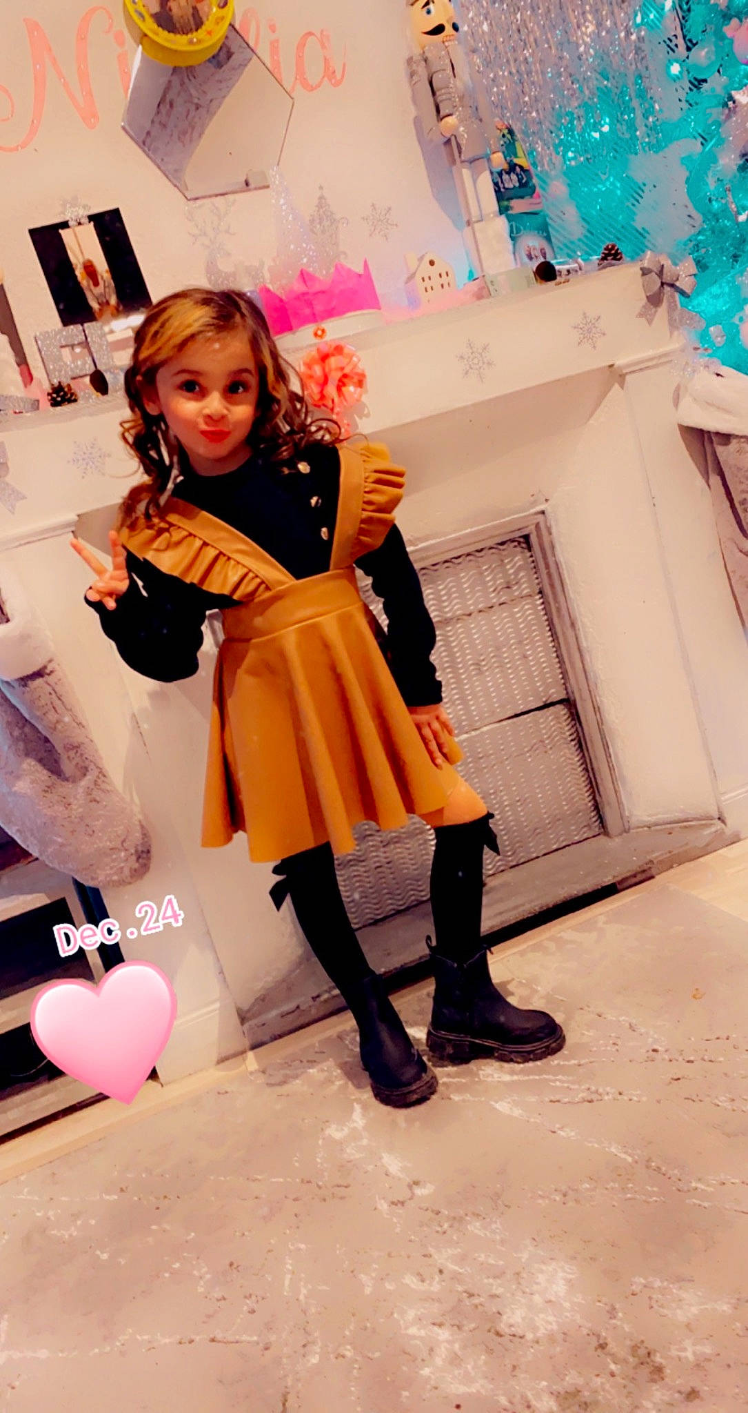 Nitalia a rejoint le concours — aidez-le/la à gagner de superbes lots ! black_hair, blond, boot, brown_hair, event, eyewear, fashion_design, fashion_model, flooring, formal_wear, happy, human_leg, knee, leg, long_hair, person, pink, shoe, sleeve, thigh