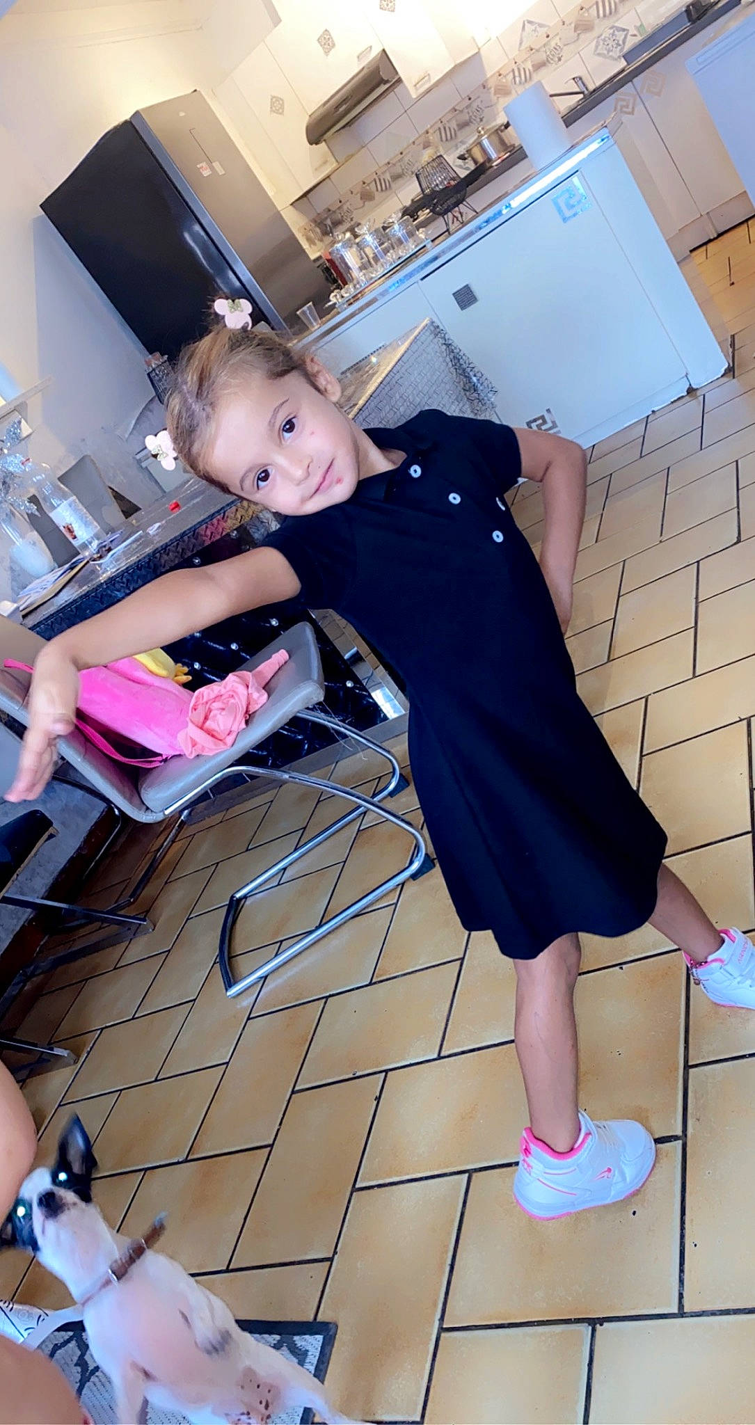 Nitalia participe au concours pour gagner de l'argent avec cette photo : child, electric_blue, fashion_design, floor, flooring, foot, fun, happy, human_leg, joint, knee, leisure, person, purple, room, sandal, shoulder, smile, snapshot, thigh