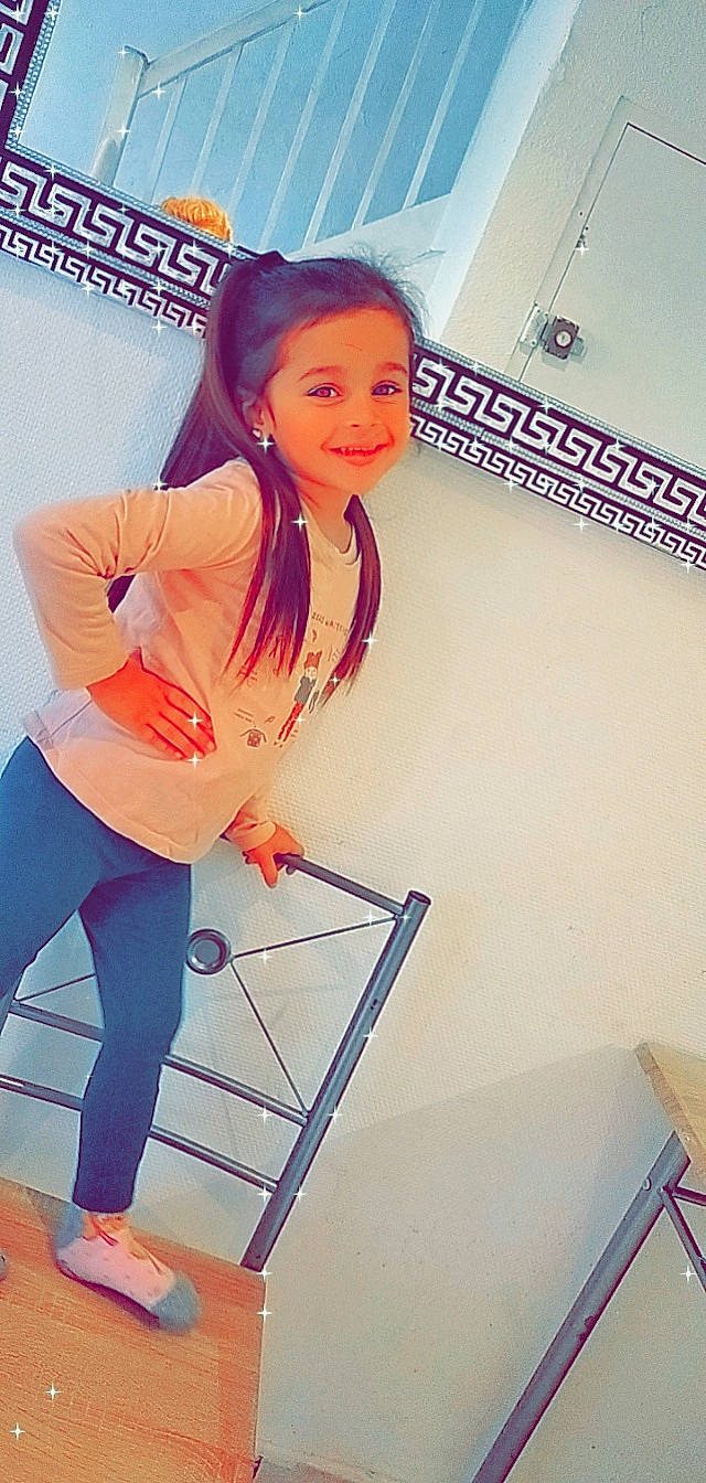 Nitalia a rejoint le concours — aidez-le/la à gagner de superbes lots ! black_hair, chair, cool, electric_blue, event, fashion_design, flooring, fun, human_leg, joint, joy, knee, long_hair, magenta, necklace, person, shoulder, sleeve, smile, street_fashion