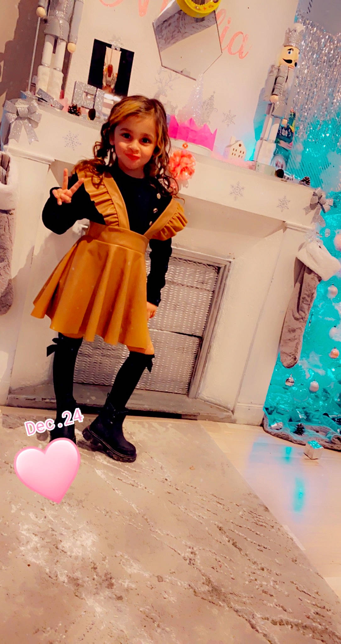 Nitalia participe au concours pour gagner de l'argent avec cette photo : black_hair, boot, brown_hair, child, event, eyewear, fashion_design, flooring, fun, happy, human_leg, joy, knee, long_hair, magenta, peach, person, pink, sandal, skin