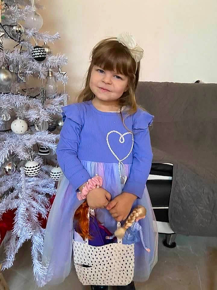 Ofélia participe au concours pour gagner de l'argent avec cette photo : blond, christmas_decoration, christmas_ornament, christmas_tree, electric_blue, event, facial_expression, fashion_accessory, fashion_design, hair, happy, holiday, holiday_ornament, jewellery, joy, ornament, outerwear, person, sleeve, studio_couch