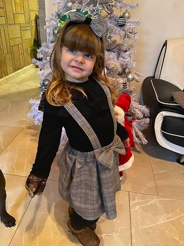 Ofélia a rejoint le concours — aidez-le/la à gagner de superbes lots ! boot, child, event, fashion_accessory, fashion_design, flooring, fun, fur, hairstyle, happy, holiday, human_leg, joy, ornament, outerwear, pattern, person, shoe, sitting, sleeve