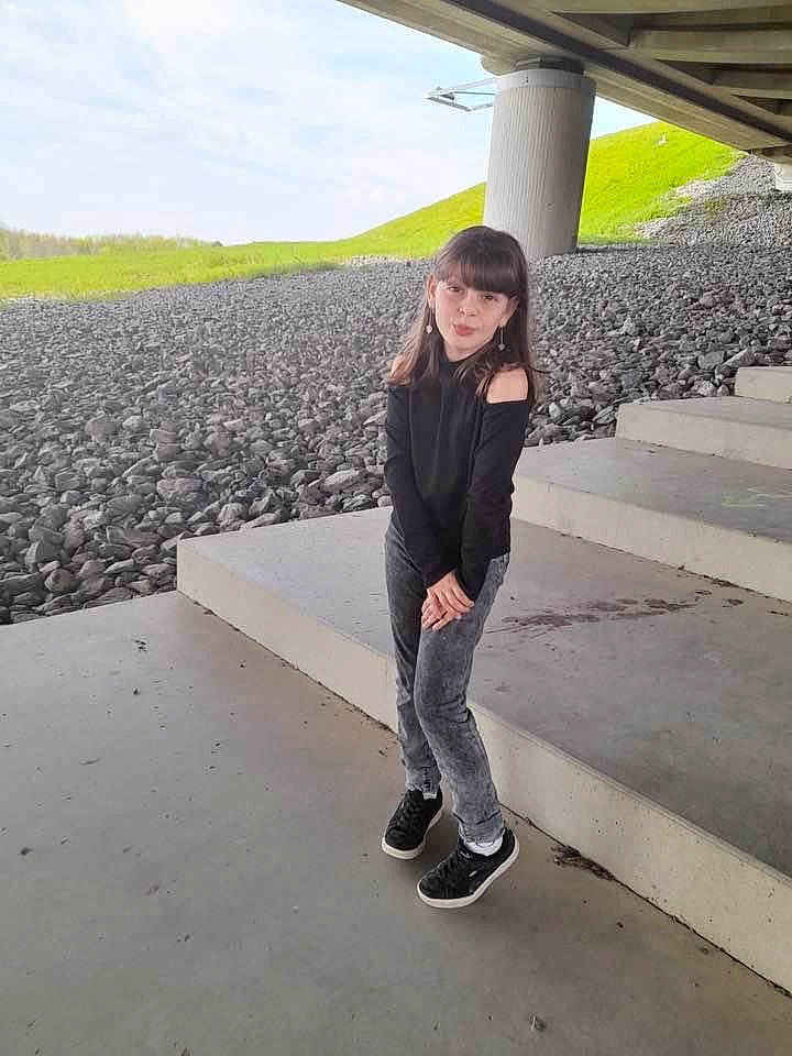 Délizia participe au concours pour gagner de l'argent avec cette photo : asphalt, denim, eyewear, flash_photography, grass, human_leg, landscape, leisure, long_hair, pattern, person, recreation, road, road_surface, sky, street_fashion, thigh, tints_and_shades, tree, waist