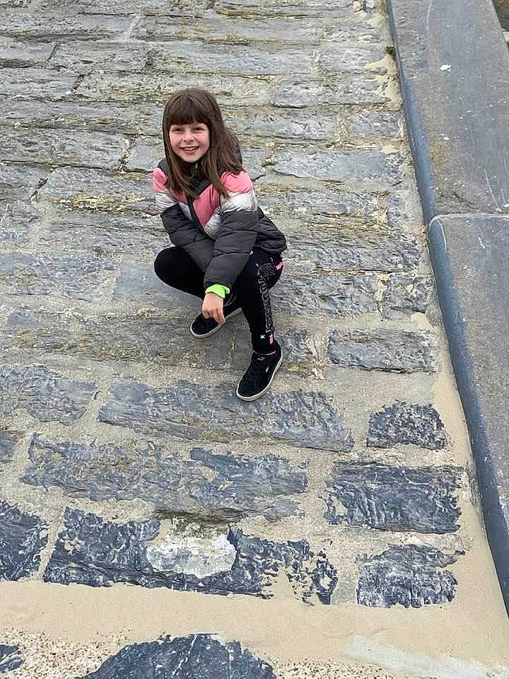 Délizia a rejoint le concours — aidez-le/la à gagner de superbes lots ! adventure, asphalt, cobblestone, concrete, flooring, fun, happy, jacket, joy, leisure, pattern, person, recreation, road_surface, rock, sidewalk, sitting, smile, soil, street_fashion