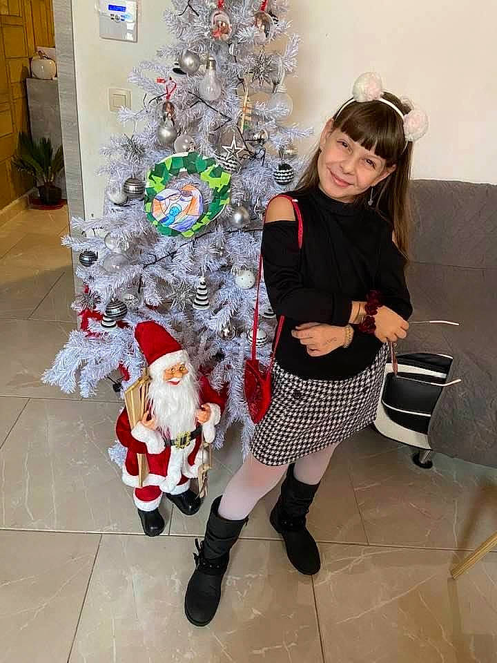 Délizia a rejoint le concours — aidez-le/la à gagner de superbes lots ! bag, christmas, christmas_decoration, christmas_ornament, christmas_tree, event, fashion_design, fun, happy, holiday, holiday_ornament, human_leg, joy, knee, lap, luggage_and_bags, person, plaid, sock, street_fashion