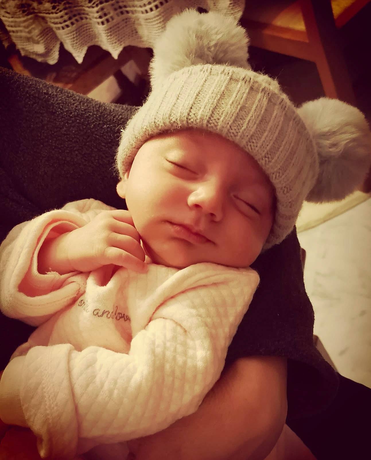 Tya participe au concours pour gagner de l'argent avec cette photo : baby, baby_sleeping, beauty, birth, bonnet, cheek, child, cloud, eye, face, fur, hand, hat, headgear, headwear, nap, nose, person, pink, skin