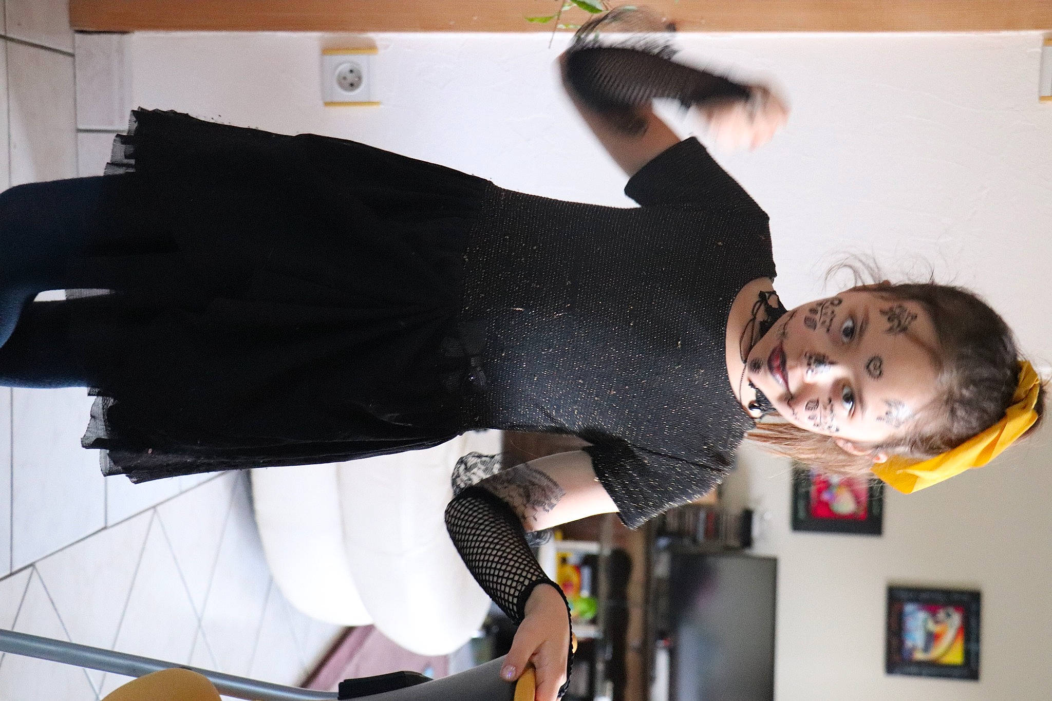 Loëlia a rejoint le concours — aidez-le/la à gagner de superbes lots ! black_hair, elbow, event, fashion_design, fun, happy, knee, person, room, smile, thigh, wrist