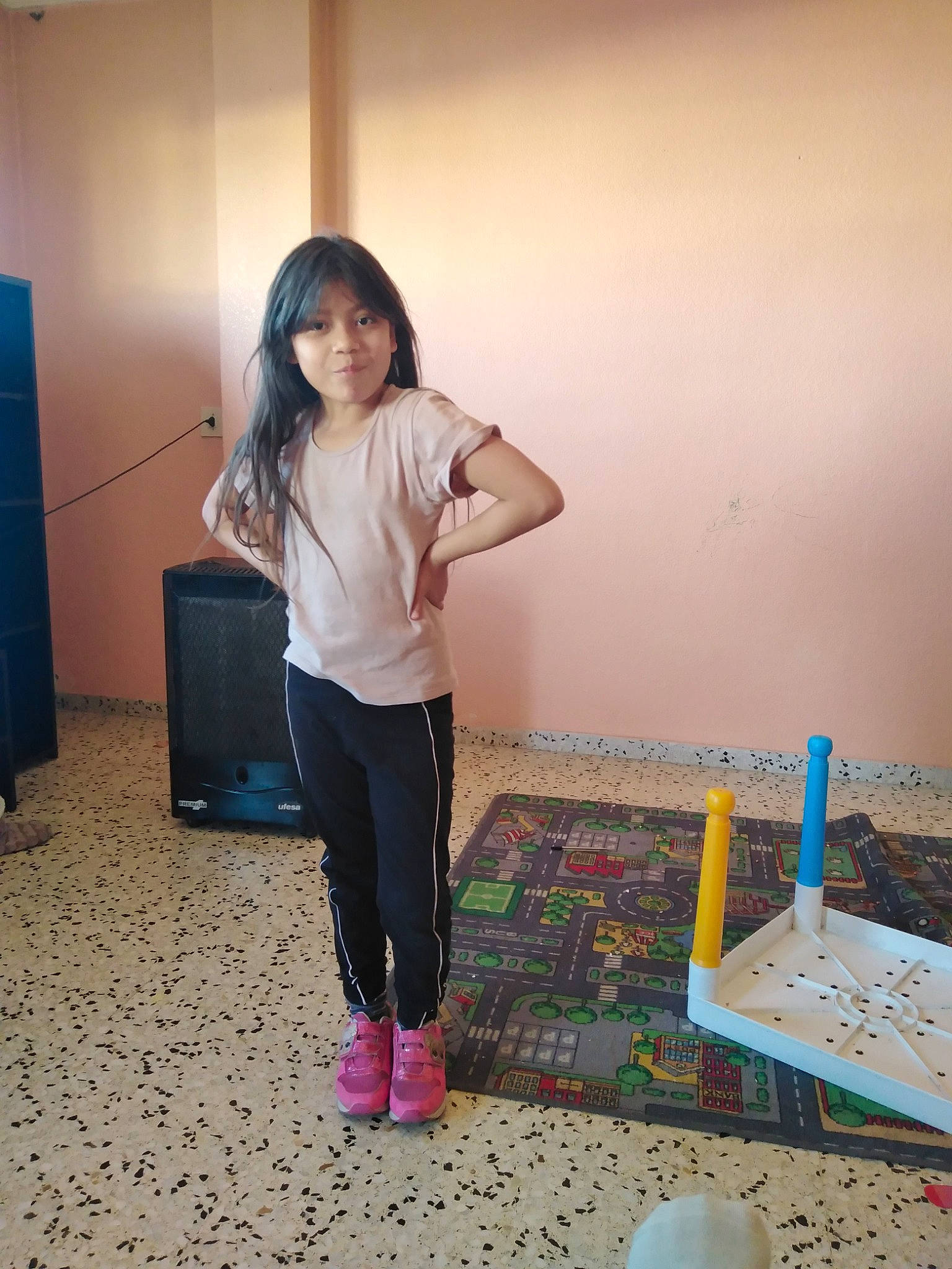 Odalys a rejoint le concours — aidez-le/la à gagner de superbes lots ! child, fashion_design, flash_photography, flooring, fun, happy, hardwood, human_leg, knee, leisure, magenta, person, play, room, shoulder, sleeve, street_fashion, t_shirt, thigh, waist