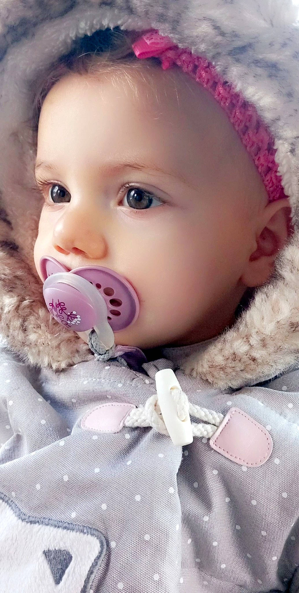 Victoire a rejoint le concours — aidez-le/la à gagner de superbes lots ! baby, baby_toddler_clothing, cheek, child, chin, clothing, ear, eye, eyebrow, eyelash, face, iris, lip, nose, outerwear, person, pink, product, skin, sleeve