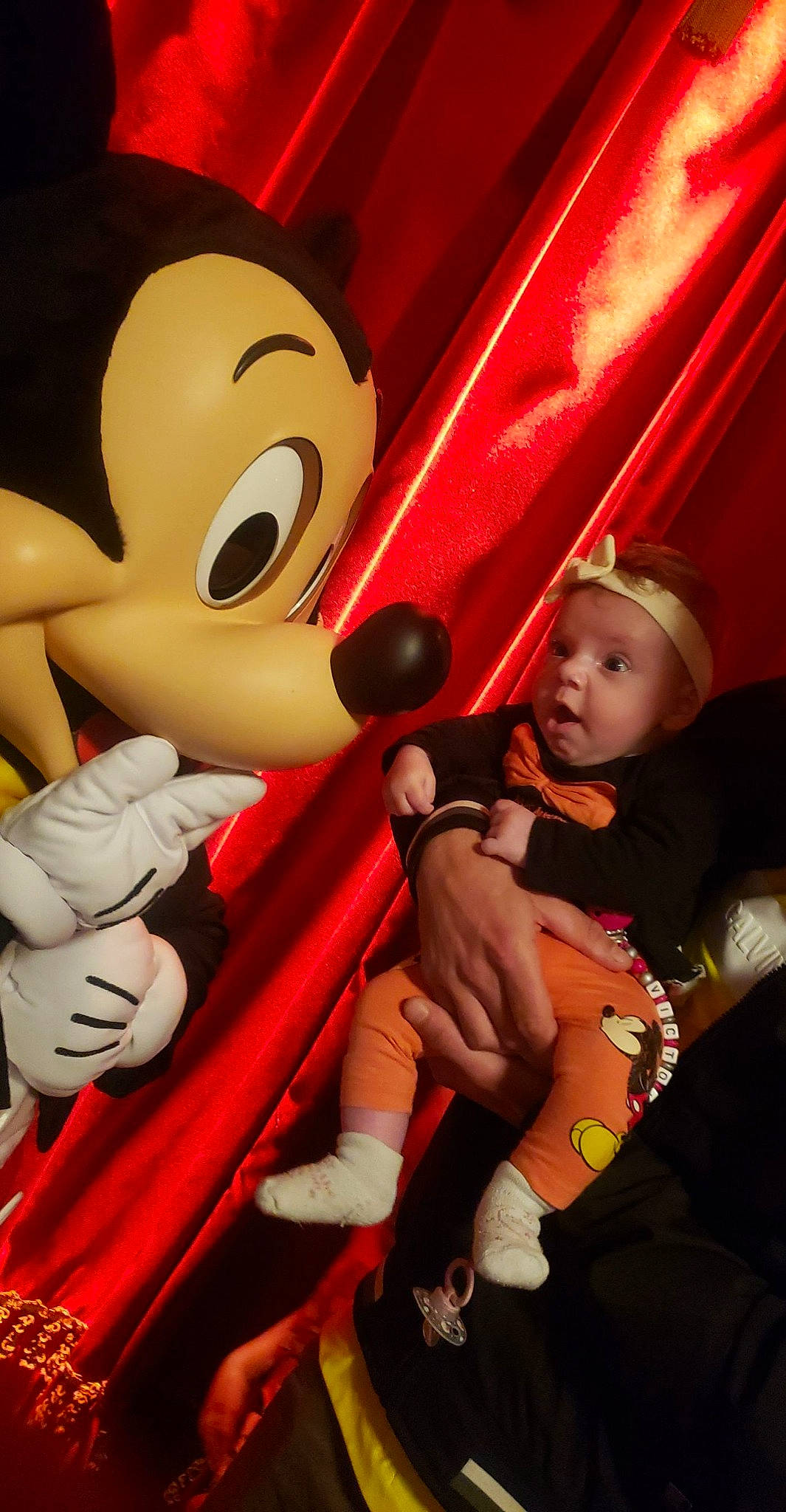 Victoire a rejoint le concours — aidez-le/la à gagner de superbes lots ! animated_cartoon, animation, entertainment, event, facial_expression, fictional_character, fun, happy, hat, headwear, lap, leisure, lighting, mascot, nonbuilding_structure, person, recreation, sandal, sun_hat, toddler