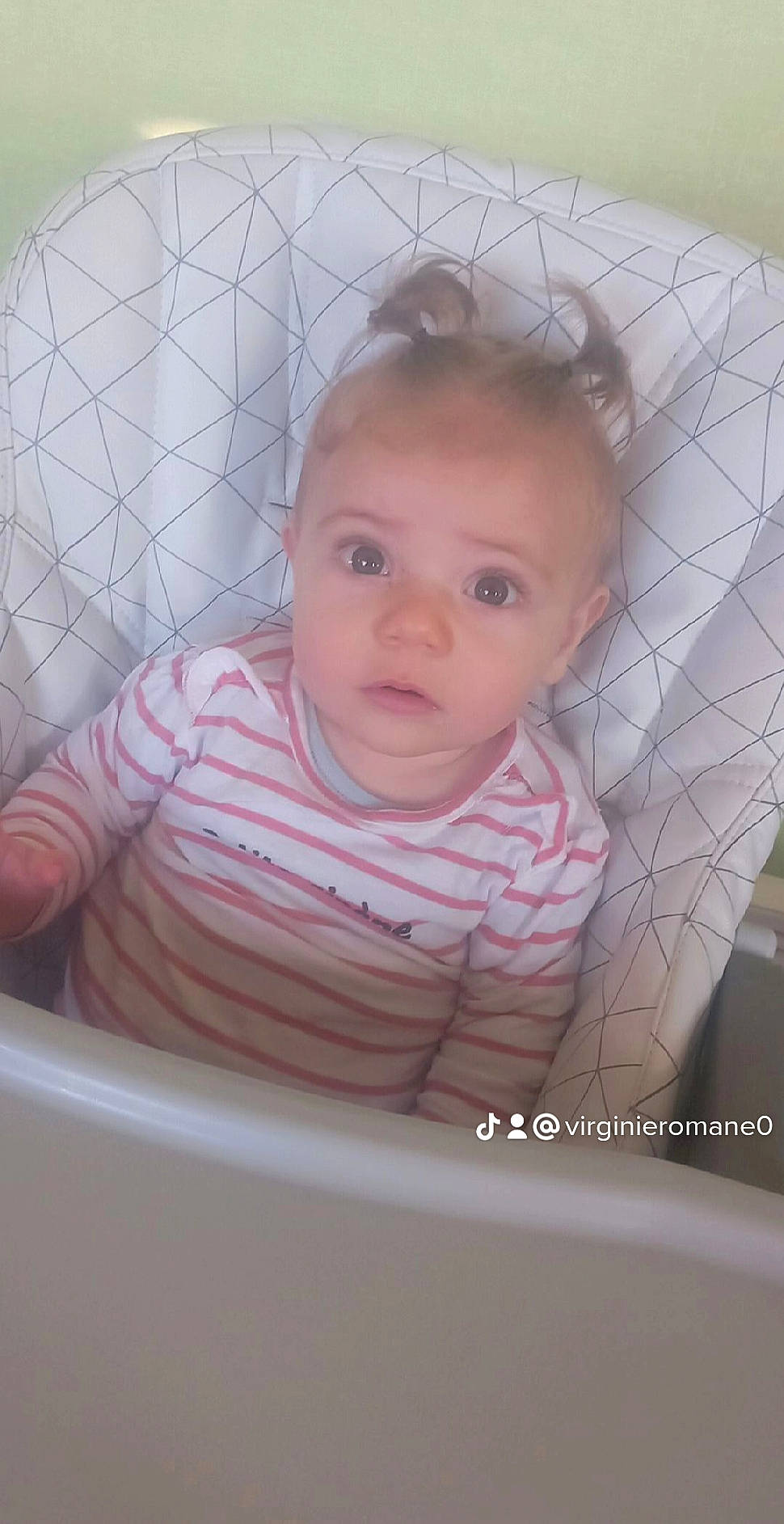 Victoire participe au concours pour gagner de l'argent avec cette photo : baby, baby_products, baby_safety, baby_toddler_clothing, cheek, child, comfort, eyebrow, eyelash, fun, happy, iris, lip, mouth, nose, pattern, person, sitting, skin, sleeve