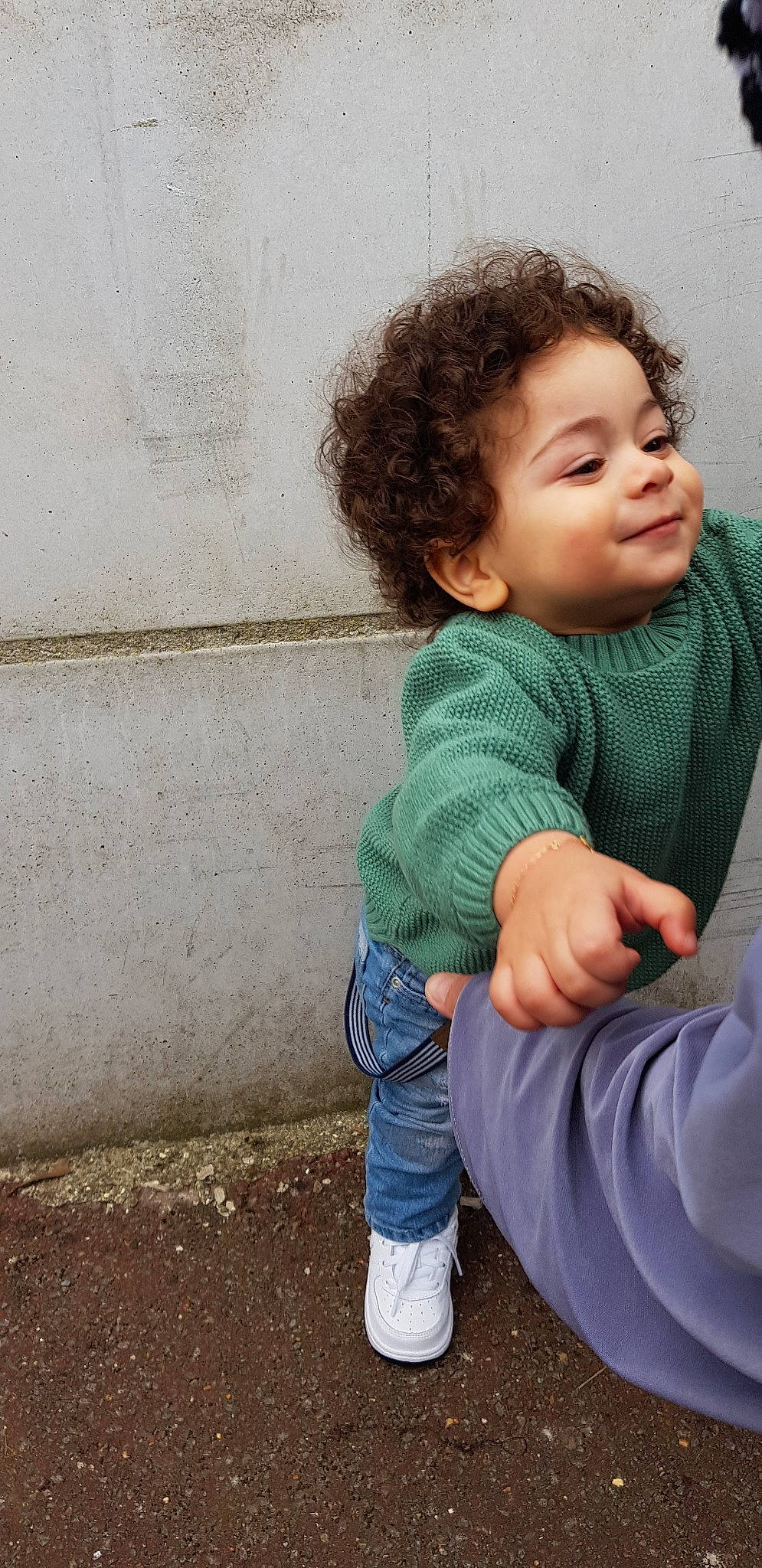 Adel participe au concours pour gagner de l'argent avec cette photo : baby, cheek, child, happy, jeans, nose, outerwear, person, play, sitting, skin, smile, toddler