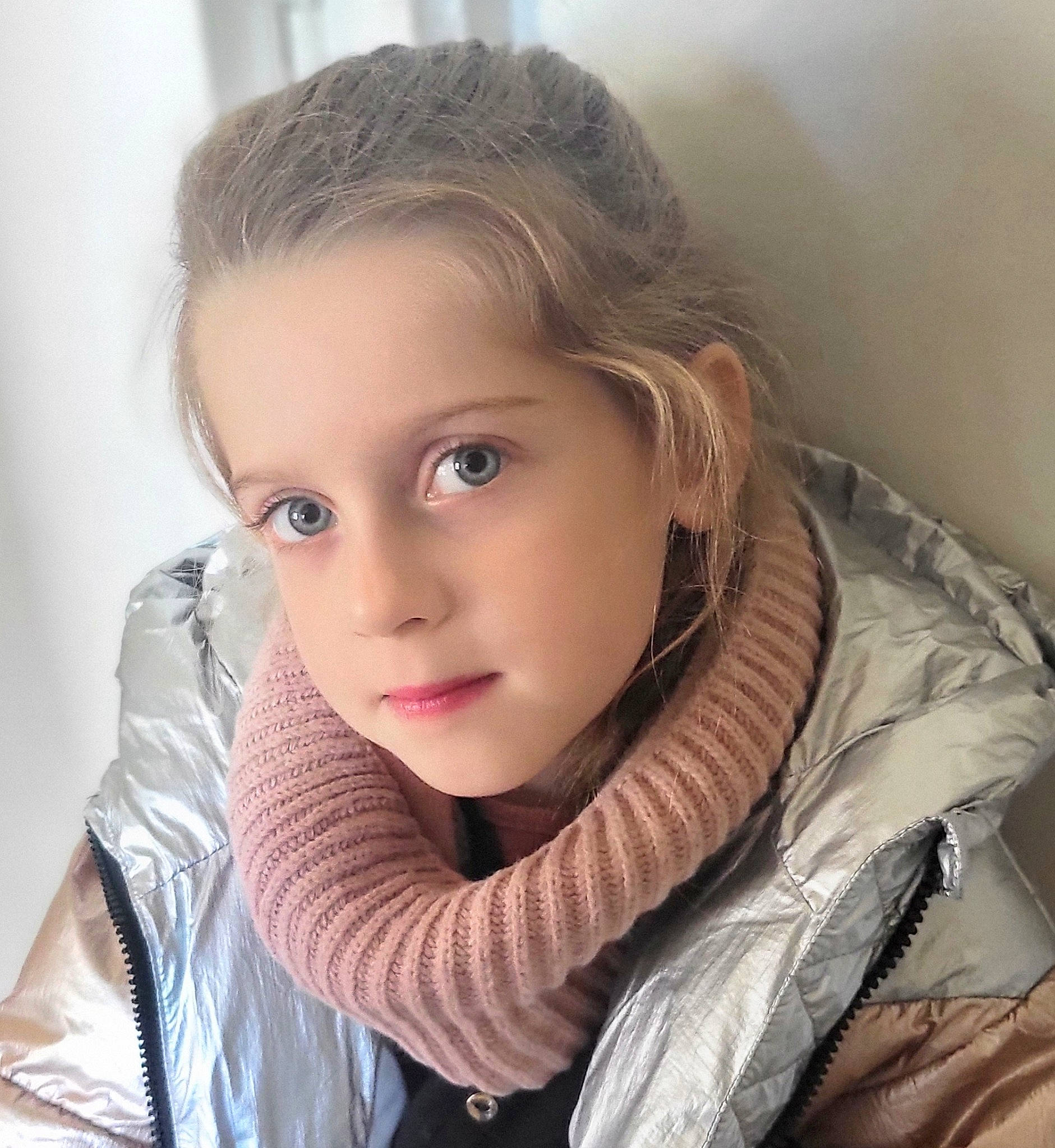 Romy participe au concours pour gagner de l'argent avec cette photo : blond, brown_hair, cheek, child, comfort, ear, eyelash, flash_photography, fur, gesture, happy, iris, lip, nose, outerwear, person, selfie, sitting, sleeve, toddler