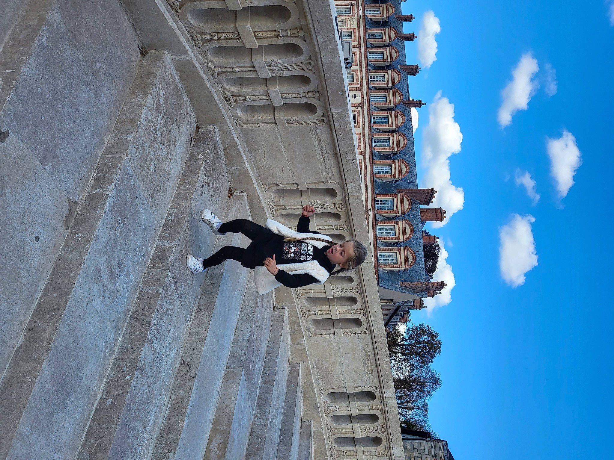 Romy participe au concours pour gagner de l'argent avec cette photo : adventure, building, city, cloud, composite_material, concrete, condominium, extreme_sport, facade, leisure, line, outdoor_shoe, person, pole, recreation, sky, travel, urban_design, walking_shoe, wall