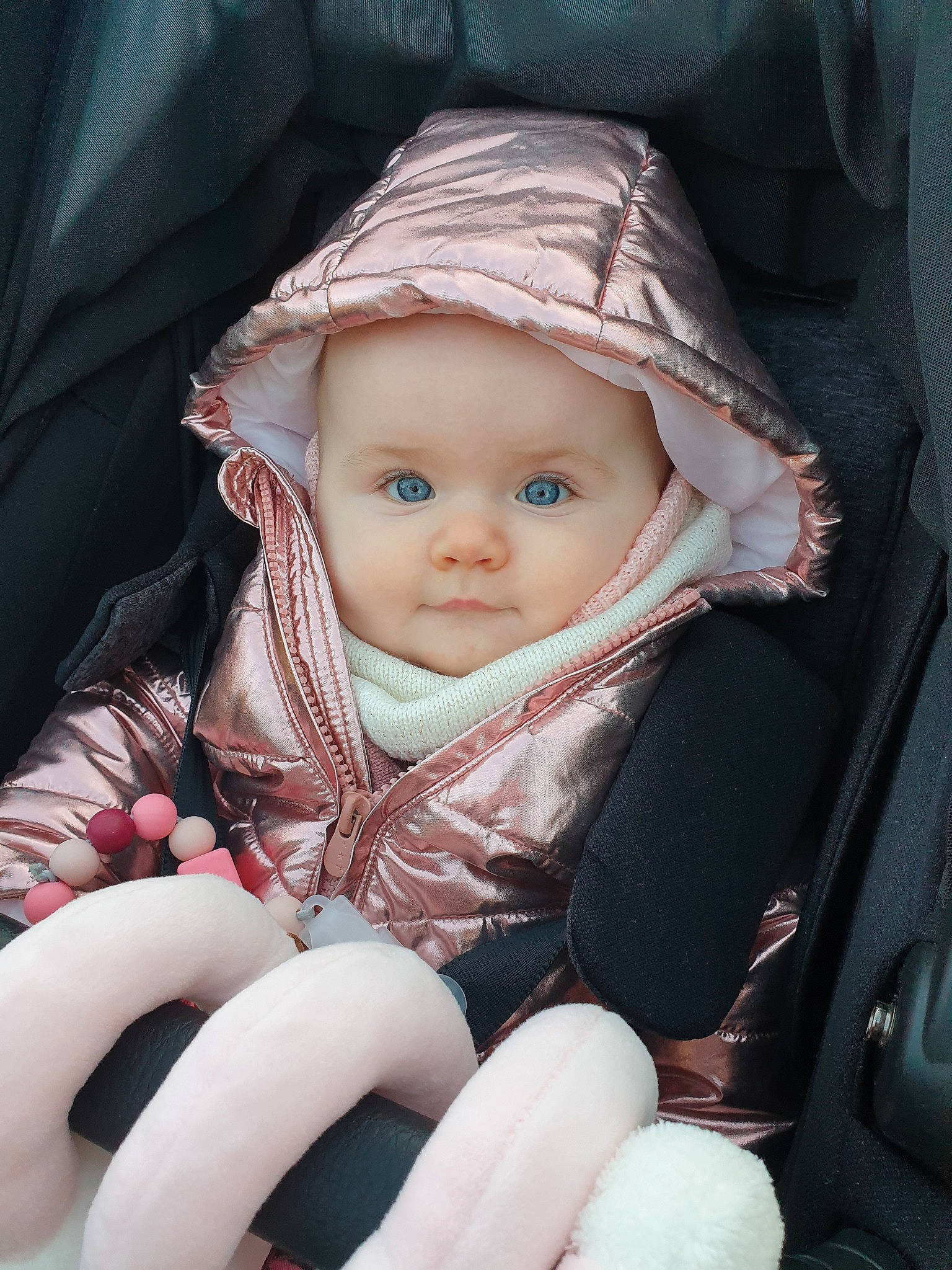 Théa a rejoint le concours — aidez-le/la à gagner de superbes lots ! baby, baby_carriage, baby_in_car_seat, baby_products, baby_safety, baby_toddler_clothing, bonnet, car_seat, cheek, child, comfort, eye, headwear, lip, nose, person, product, skin, toddler