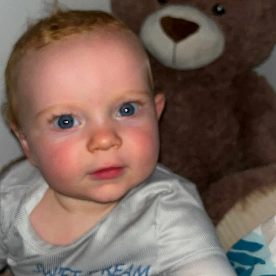 Leeroy Raffy participe au concours pour gagner de l'argent avec cette photo : baby, baby_clothes, blue_eyes, child, childhood, close_up, cute, face, hand, indoor, infant, pajamas, person, plush_toy, portrait, skin, smiling, soft_toy, teddy_bear, toy
