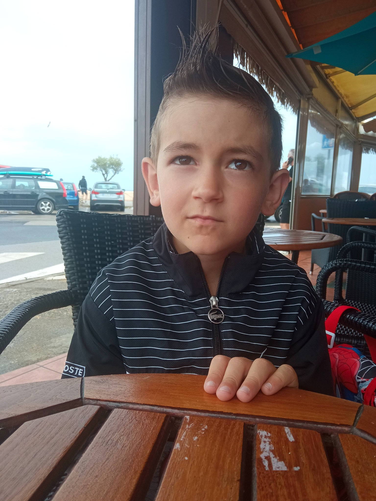 Liam participe au concours pour gagner de l'argent avec cette photo : bag, chair, child, eye, flooring, fun, furniture, happy, hardwood, leisure, luggage_and_bags, person, sitting, sky, table, thumb, toddler, travel, varnish, wood