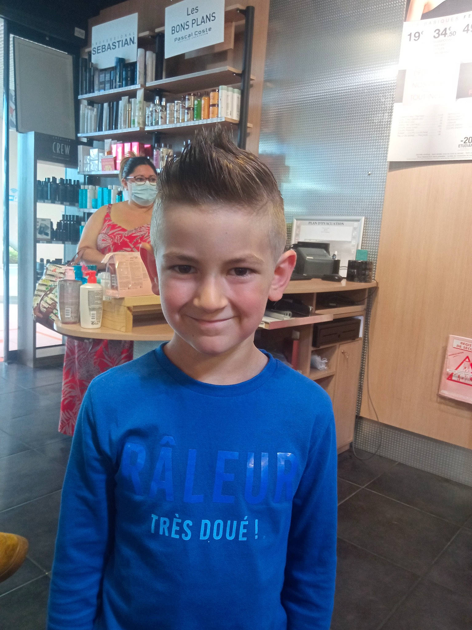 Liam a rejoint le concours — aidez-le/la à gagner de superbes lots ! active_shirt, bookcase, child, chin, electric_blue, fun, hair_coloring, happy, joy, person, publication, retail, room, shelf, shelving, sleeve, smile, sportswear, standing, t_shirt