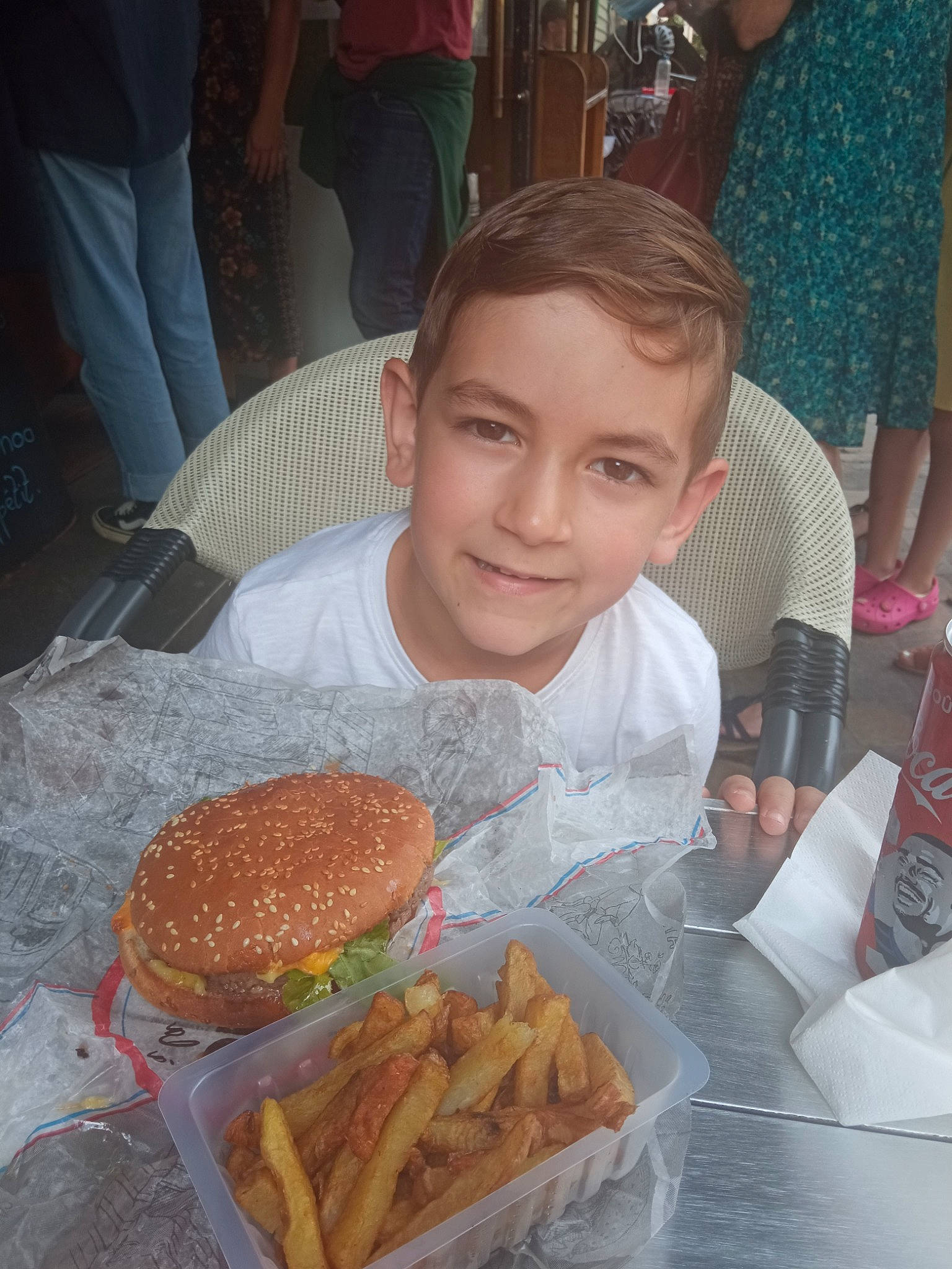 Liam a rejoint le concours — aidez-le/la à gagner de superbes lots ! buffalo_burger, bun, chair, cuisine, deep_frying, dish, fast_food, food, french_fries, fried_food, hamburger, ingredient, joy, junk_food, person, plate, sandwich, smile, staple_food, table