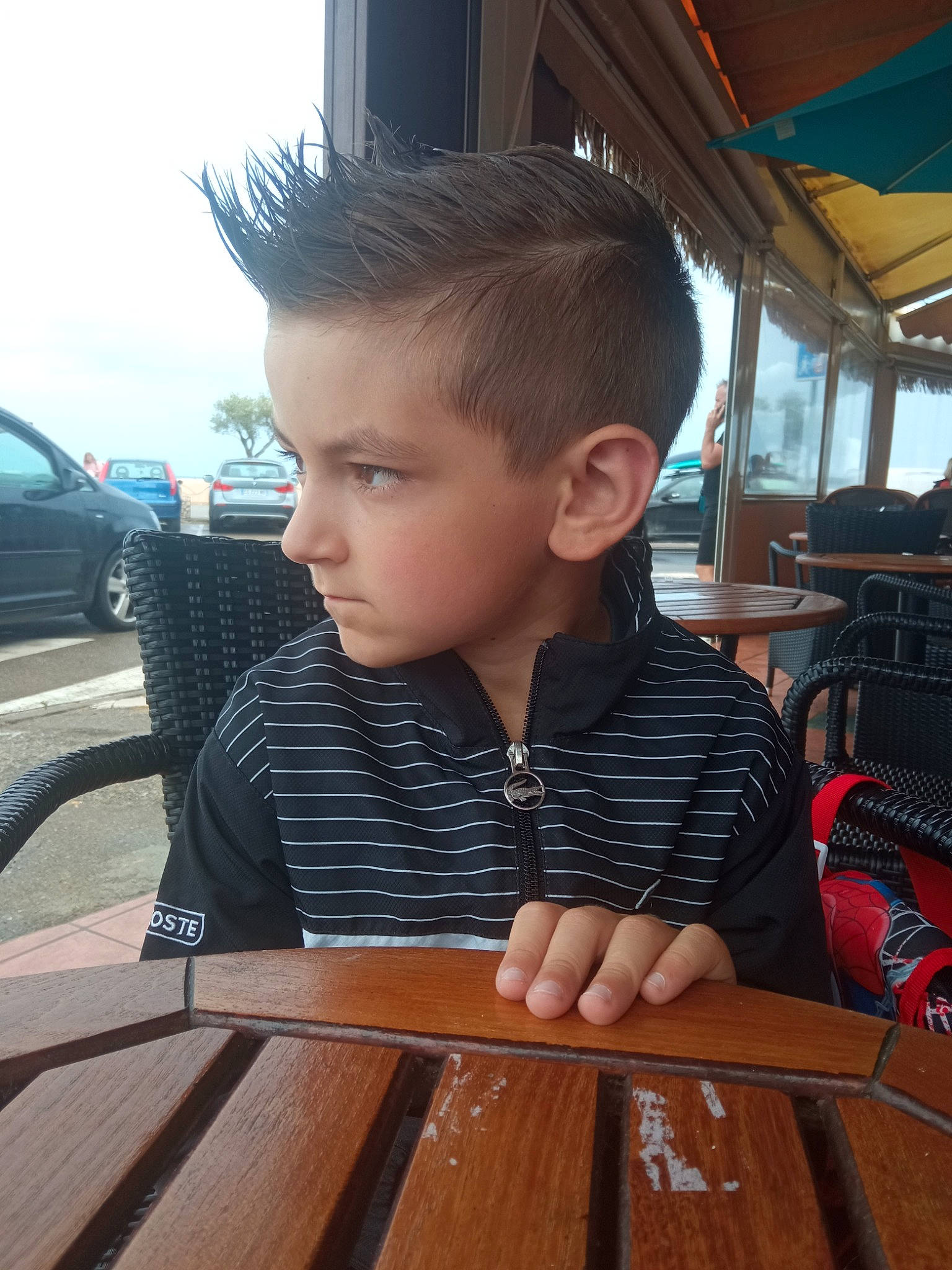 Liam a rejoint le concours — aidez-le/la à gagner de superbes lots ! car, chair, child, flooring, fun, furniture, happy, hardwood, leisure, luggage_and_bags, person, sitting, sky, t_shirt, table, tire, toddler, varnish, wheel, wood