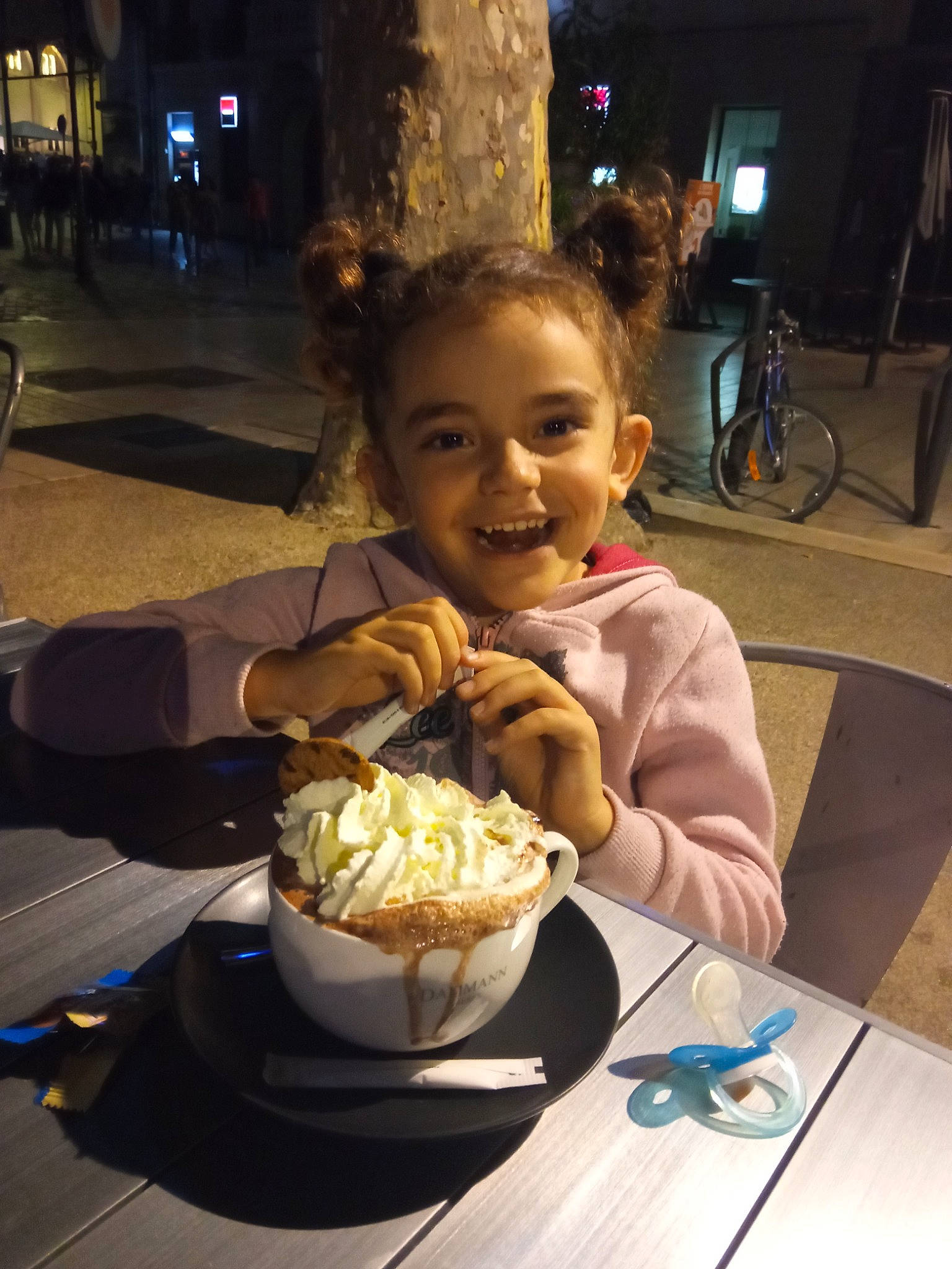 Milianna a rejoint le concours — aidez-le/la à gagner de superbes lots ! baking, buttercream, cream, cuisine, dessert, dish, event, food, frozen_dessert, fun, happy, ice_cream, ingredient, joy, organ, person, plate, smile, sweetness, tableware