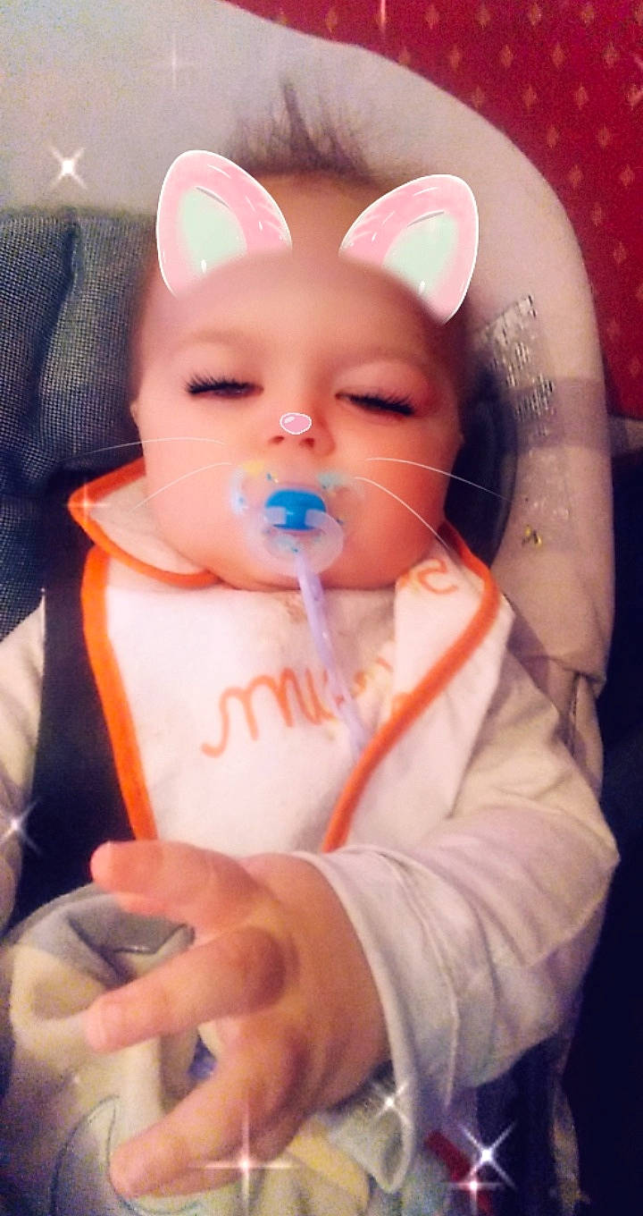 Alexandre participe au concours pour gagner de l'argent avec cette photo : baby, baby_bottle, cheek, child, ear, head, nose, person, toddler