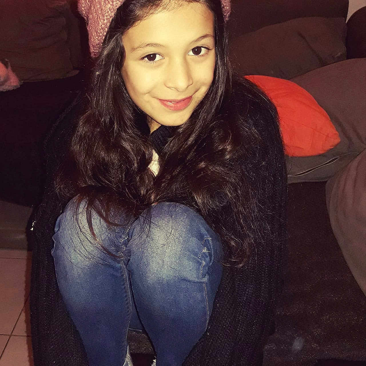 Beatriz participe au concours pour gagner de l'argent avec cette photo : abdomen, beauty, black_hair, brown_hair, cool, fashion_accessory, fun, girl, hair_accessory, headgear, human_hair_color, joy, long_hair, material, person, product, selfie, smile, textile