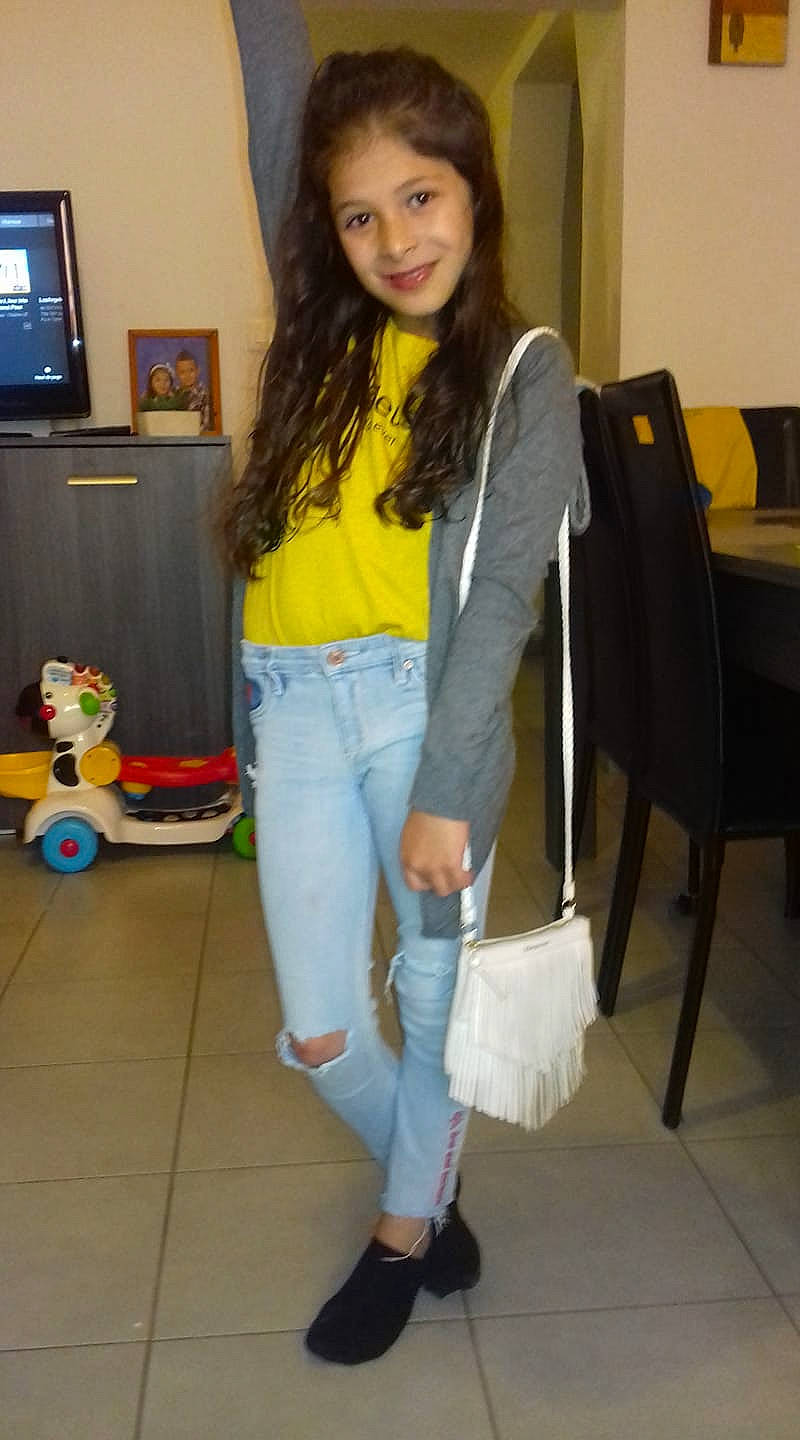 Beatriz participe au concours pour gagner de l'argent avec cette photo : child, clothing, costume, day, denim, fashion_accessory, footwear, fun, girl, jeans, joy, leg, outerwear, person, product, shoulder, smile, snapshot, standing, textile