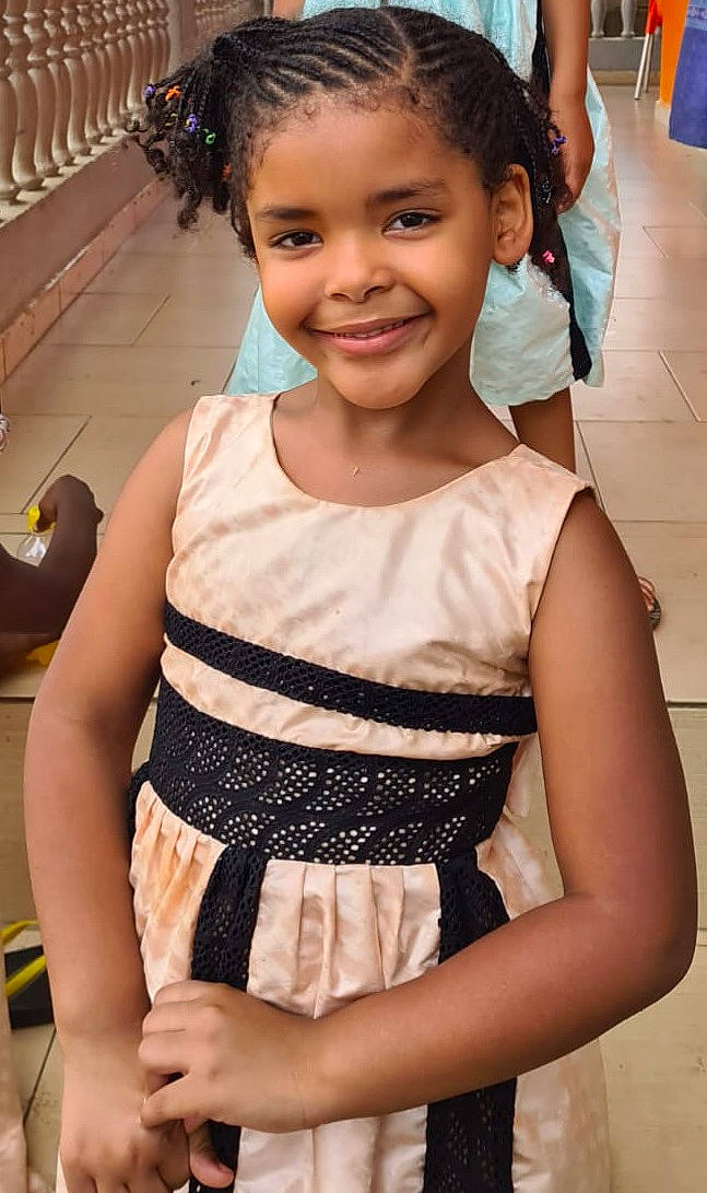 Zoïa participe au concours pour gagner de l'argent avec cette photo : black_hair, brown_hair, chin, day_dress, dress, event, eyelash, fashion_design, flash_photography, formal_wear, hairstyle, happy, iris, jewellery, joy, long_hair, neck, one_piece_garment, person, skin