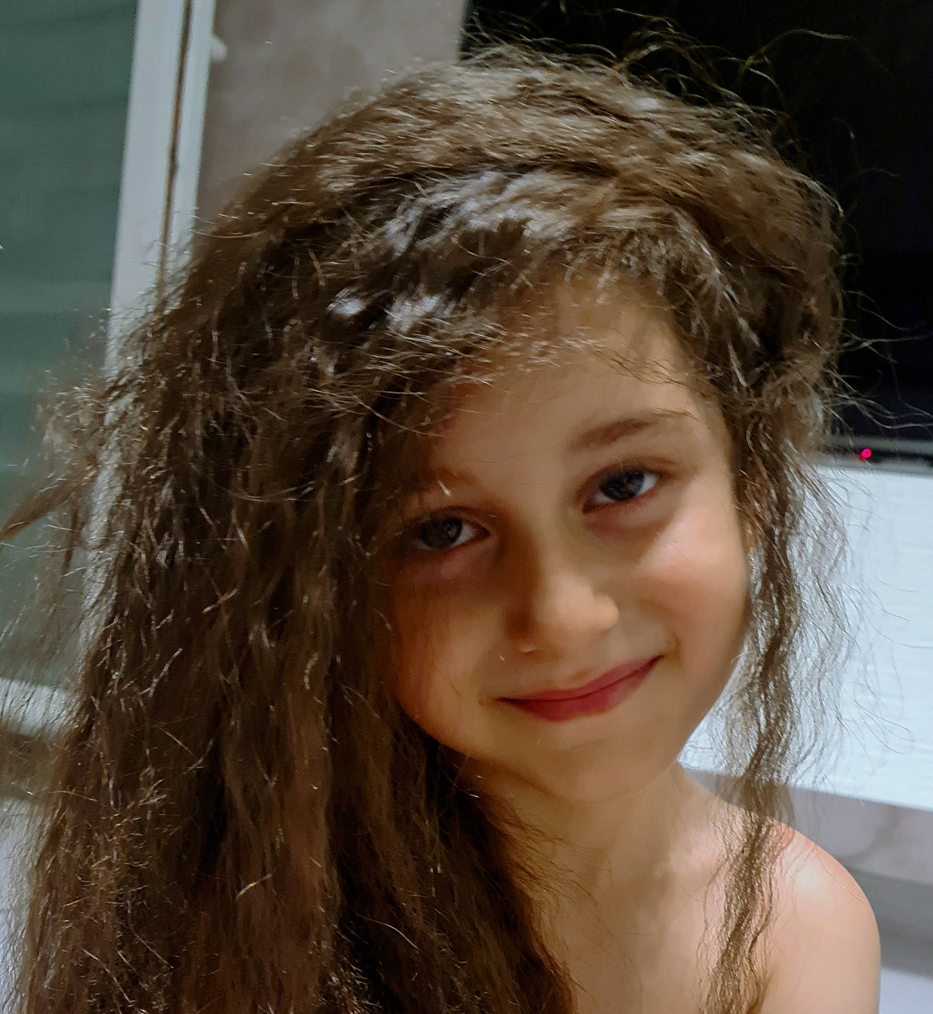 Lucia a rejoint le concours — aidez-le/la à gagner de superbes lots ! blond, brown_hair, eyebrow, eyelash, fashion_accessory, feathered_hair, flash_photography, fun, happy, iris, jaw, joy, layered_hair, lip, liver, long_hair, makeover, person, ringlet, smile